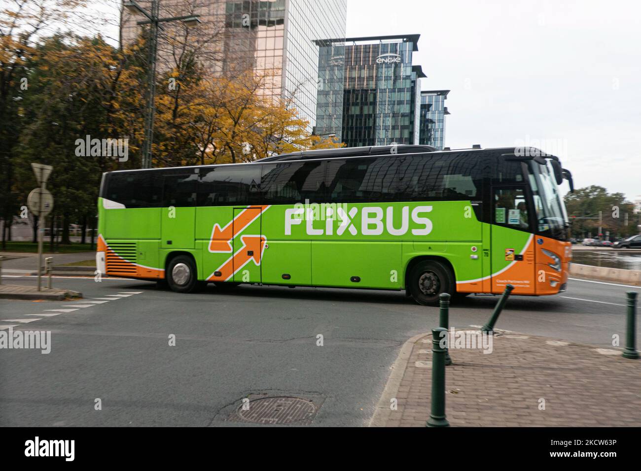 Un bus vert de FlixBus avec l'inscription et le logo de la marque sur le côté du véhicule, vu dans les rues de Bruxelles près de la Gare du Nord, Gare du Nord - gare ferroviaire et hub pour les bus. La société Flixbus est une marque allemande qui propose un service d'autobus interurbain en Europe et aux États-Unis, propriété de FlixMobility GmbH. Société Bruxelles, Belgique sur 19 novembre 2021 (photo de Nicolas Economou/NurPhoto) Banque D'Images