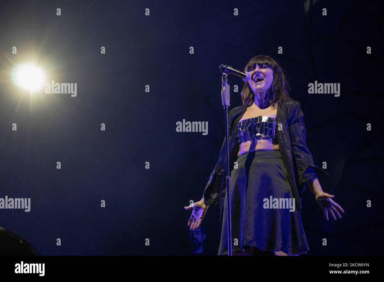 La chanteuse Eva Amaral lors d'un concert Amaral au centre WiZink de Madrid. Le concert fait partie de la tournée de leur nouvel album: 'alto al Color'. (Photo d'Alvaro Laguna/NurPhoto) Banque D'Images