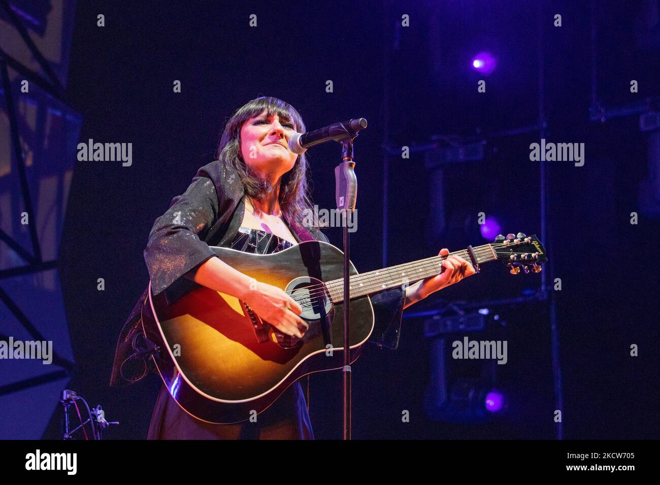 La chanteuse Eva Amaral lors d'un concert Amaral au centre WiZink de Madrid. Le concert fait partie de la tournée de leur nouvel album: 'alto al Color'. (Photo d'Alvaro Laguna/NurPhoto) Banque D'Images