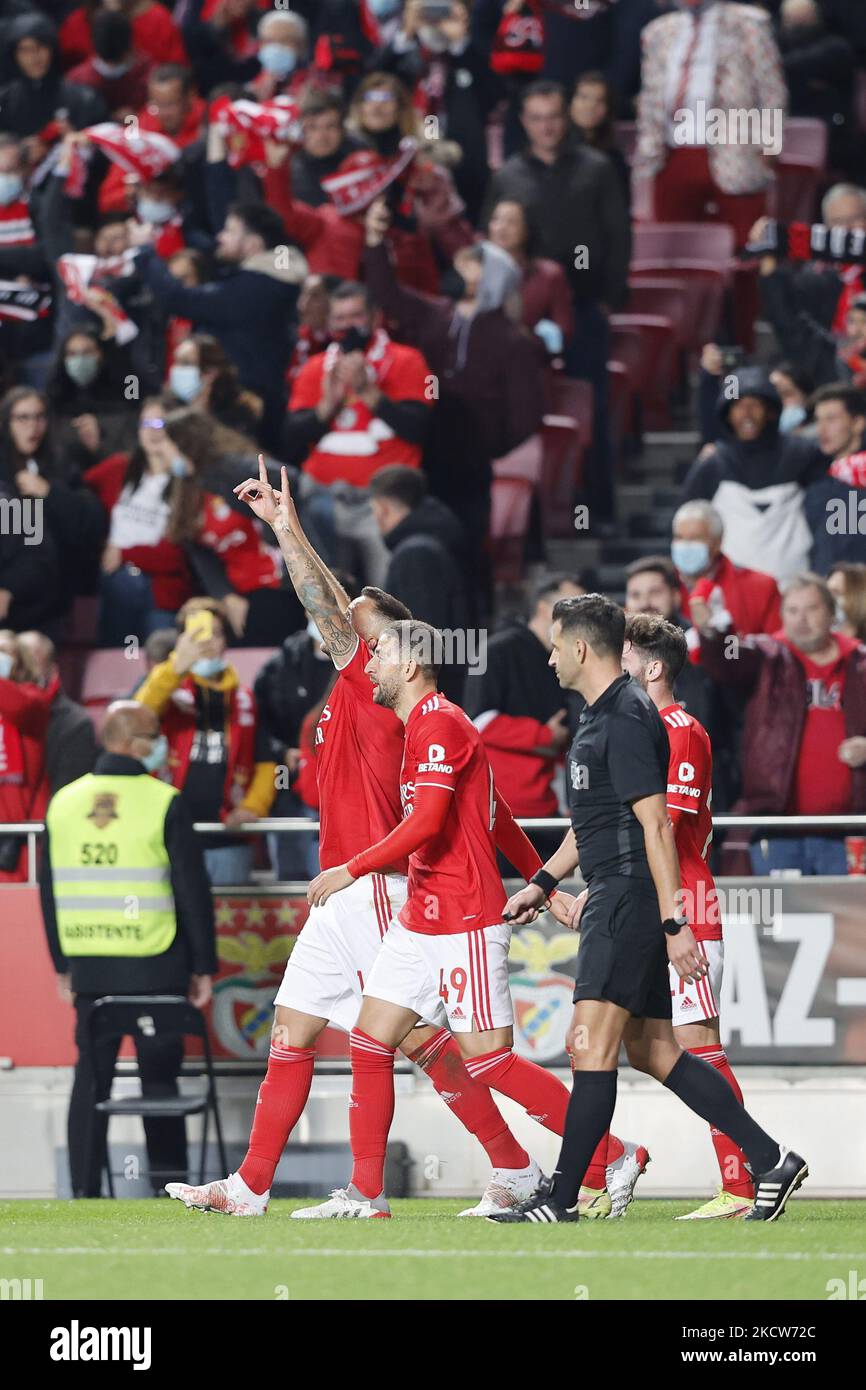 Haris Seferovic fête 2-1 avec ses coéquipiers pendant le match de Taça de Portugal entre SL Benfica et Paços de Ferreira, à Estádio da Luz, Lisboa, Portugal, 19 novembre, 2021 (photo de João Rico/NurPhoto) Banque D'Images