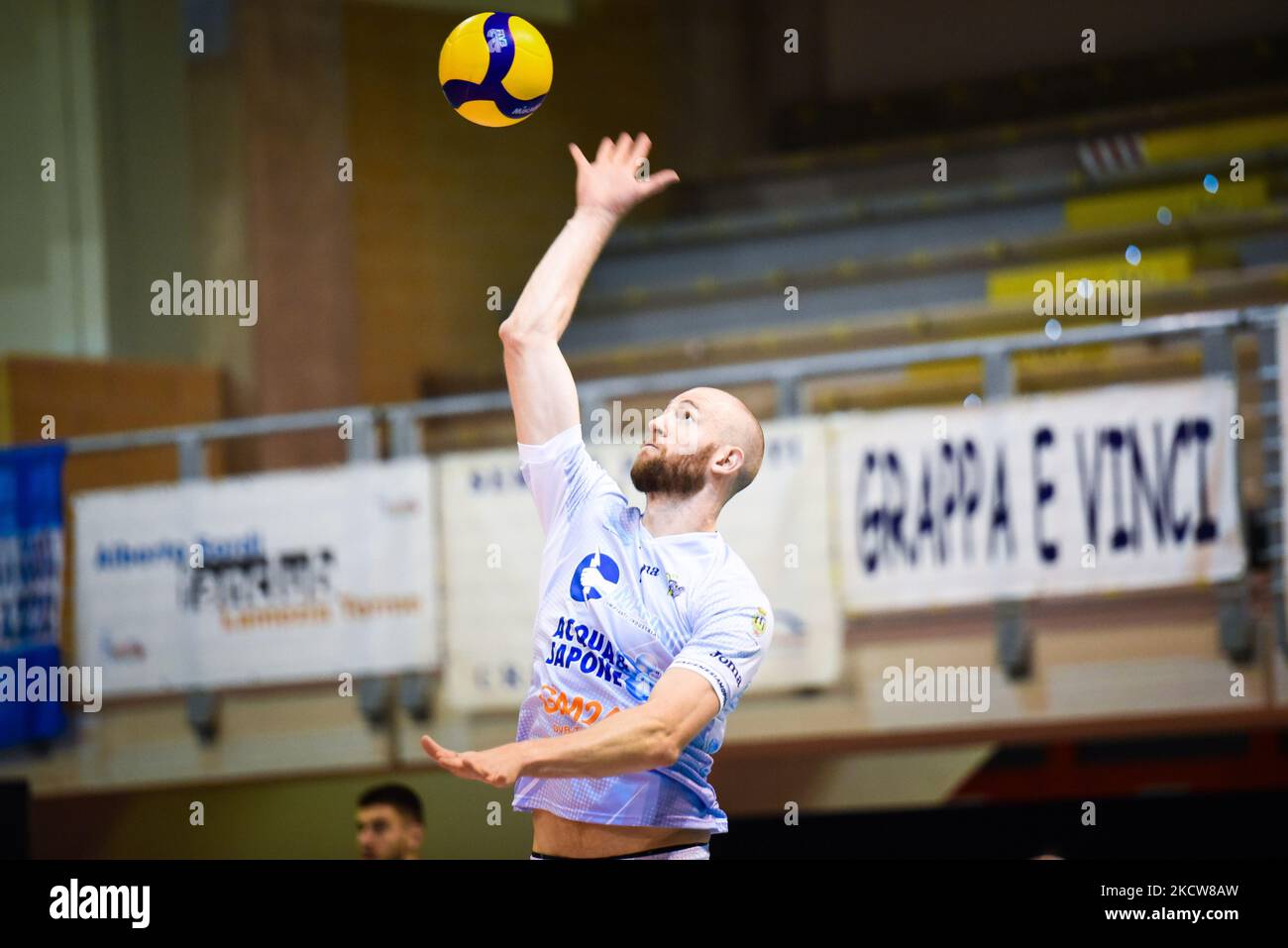 Zingel serve (Top Volley Cisterna) pendant le Volleyball Italien Serie A Men SuperLeague Championship Top Volley Cisterna vs Vero Volley Monza sur 20 novembre 2021 au PalaBianchini à Latina, Italie (photo de Bianca Simonetti/LiveMedia/NurPhoto) Banque D'Images