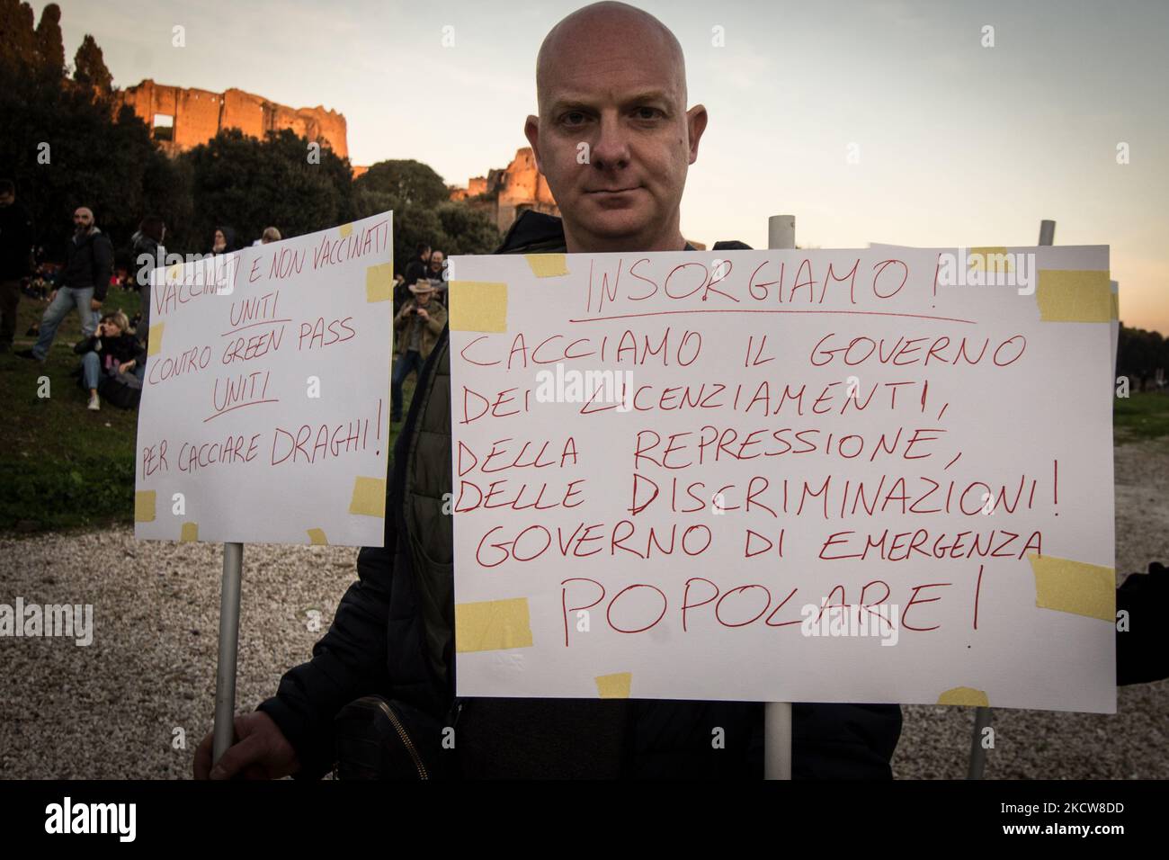 Les gens prennent part à un rassemblement « No Green Pass » au Circus Maximus à Rome, Italie, le 20 novembre 2021. Le 15 octobre, l'Italie a rendu obligatoire la passe verte (certificat COVID numérique de l'UE) pour entrer dans tous les lieux de travail publics et privés. (Photo par Andrea Ronchini/NurPhoto) Banque D'Images