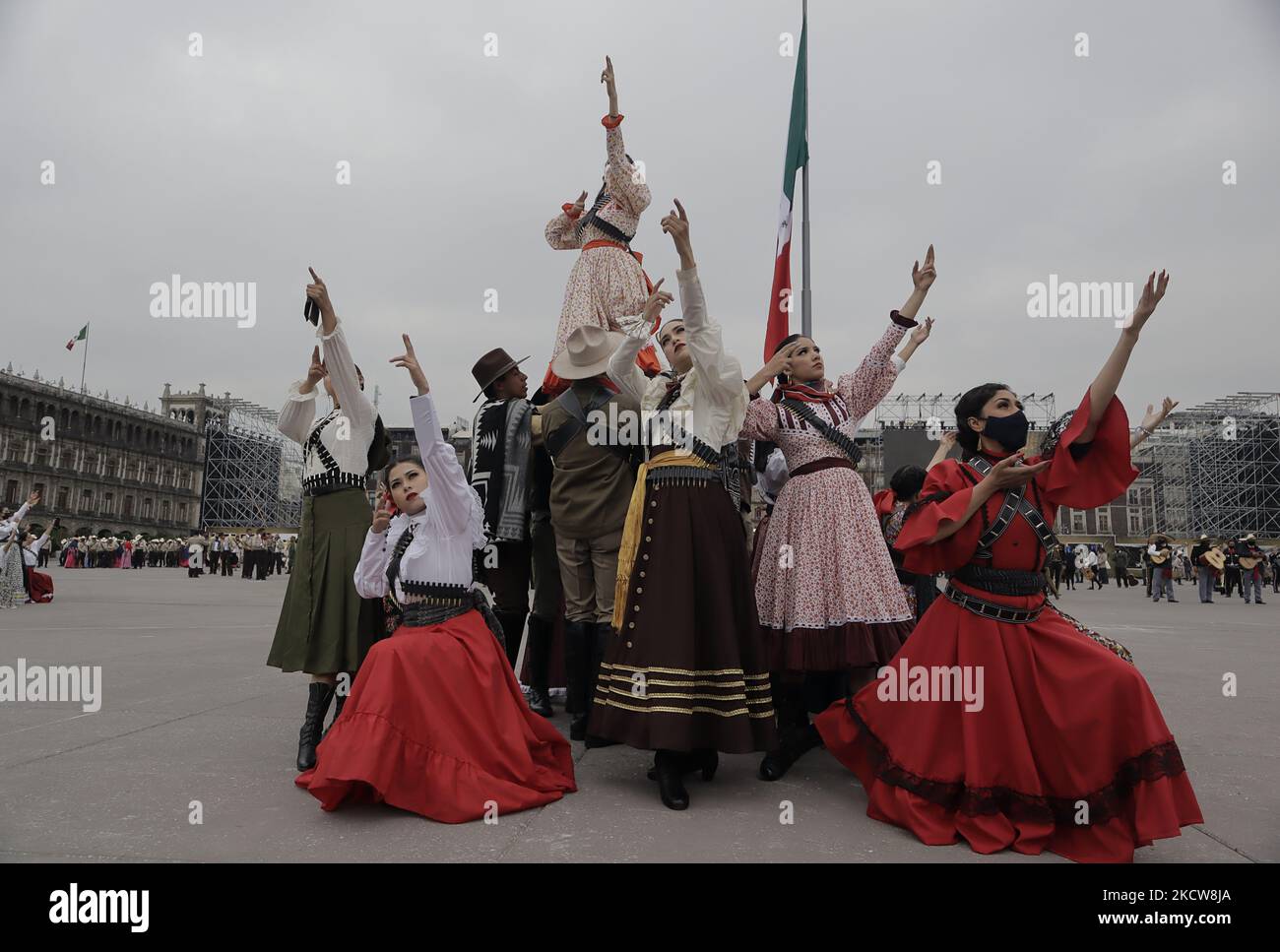 Les membres de l'armée mexicaine qui ont fait des escarmouches et des danseurs se tiennent prêts pour la cérémonie et le défilé civil militaire pour marquer le 111th anniversaire de la Révolution mexicaine, un événement qui s'est tenu à Zócalo à Mexico pendant l'urgence sanitaire COVID-19 et le feu vert de circulation épidémiologique dans la capitale. (Photo de Gerardo Vieyra/NurPhoto) Banque D'Images