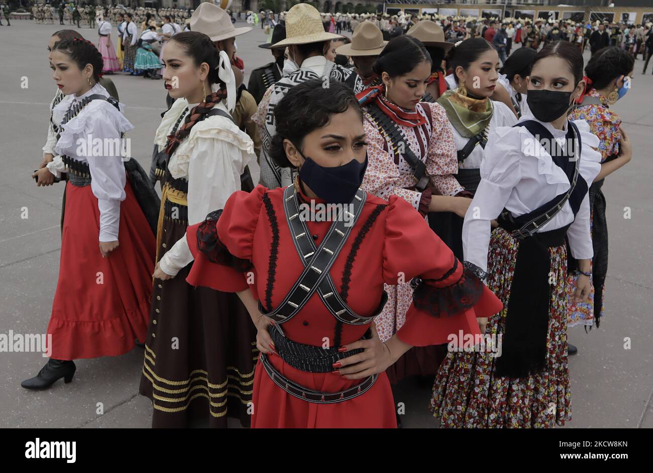 Les membres de l'armée mexicaine qui ont fait des escarmouches et des danseurs se tiennent prêts pour la cérémonie et le défilé civil militaire pour marquer le 111th anniversaire de la Révolution mexicaine, un événement qui s'est tenu à Zócalo à Mexico pendant l'urgence sanitaire COVID-19 et le feu vert de circulation épidémiologique dans la capitale. (Photo de Gerardo Vieyra/NurPhoto) Banque D'Images