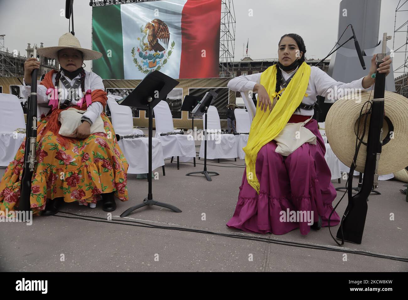 Les membres de l'armée mexicaine en costume se préparer à la cérémonie et au défilé civil militaire pour marquer le 111th anniversaire de la Révolution mexicaine, un événement qui s'est tenu à Mexico dans Zócalo pendant l'urgence sanitaire COVID-19 et le feu vert de circulation épidémiologique dans la capitale. (Photo de Gerardo Vieyra/NurPhoto) Banque D'Images