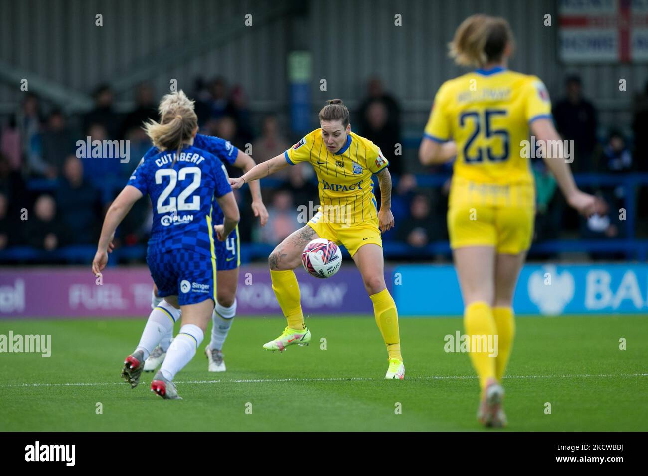 Sarah Ewens, de Birmingham City, contrôle le ballon lors de la ligue de football 2021-22 de FA Womens SuperLeague entre Chelsea FC et Birmingham City à Kingsmeadow. (Photo de Federico Guerra Moran/NurPhoto) Banque D'Images