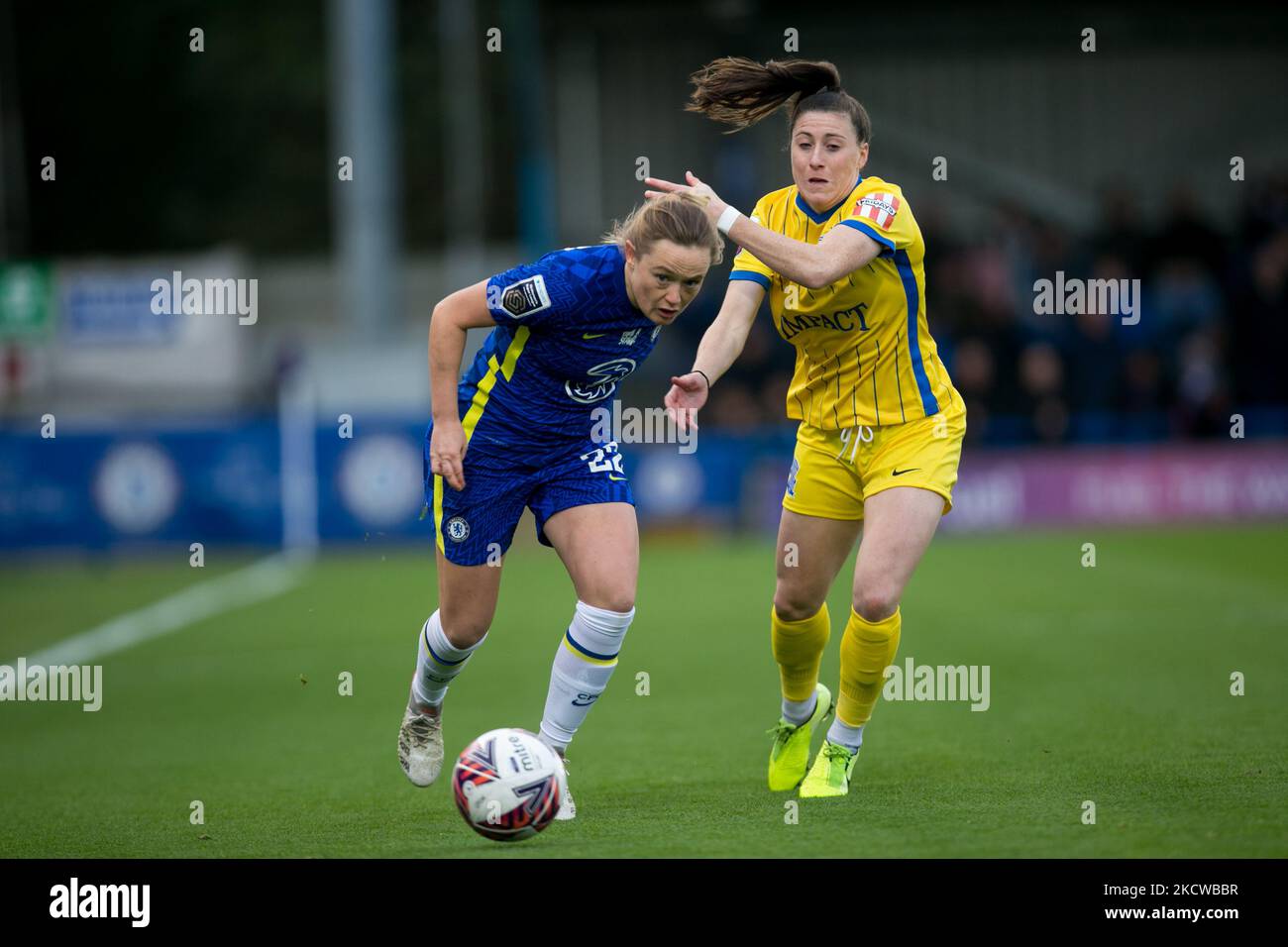 Erin Cuthbert, du Chelsea FC, contrôle le ballon lors de l'installation de la ligue Super League 2021-22 de FA Womens entre le Chelsea FC et Birmingham City à Kingsmeadow. (Photo de Federico Guerra Moran/NurPhoto) Banque D'Images