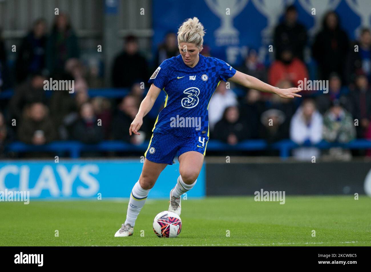 Millie Bright de Chelsea FC contrôle le ballon lors de l'installation de la ligue Super League 2021-22 de FA Womens entre Chelsea FC et Birmingham City à Kingsmeadow. (Photo de Federico Guerra Moran/NurPhoto) Banque D'Images