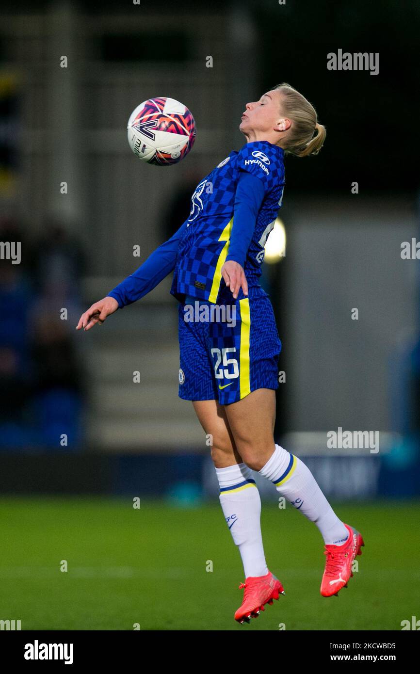 Jonna Andersson du Chelsea FC contrôle le ballon lors de l'installation de la ligue Super League 2021-22 de FA Womens entre le Chelsea FC et Birmingham City à Kingsmeadow. (Photo de Federico Guerra Moran/NurPhoto) Banque D'Images