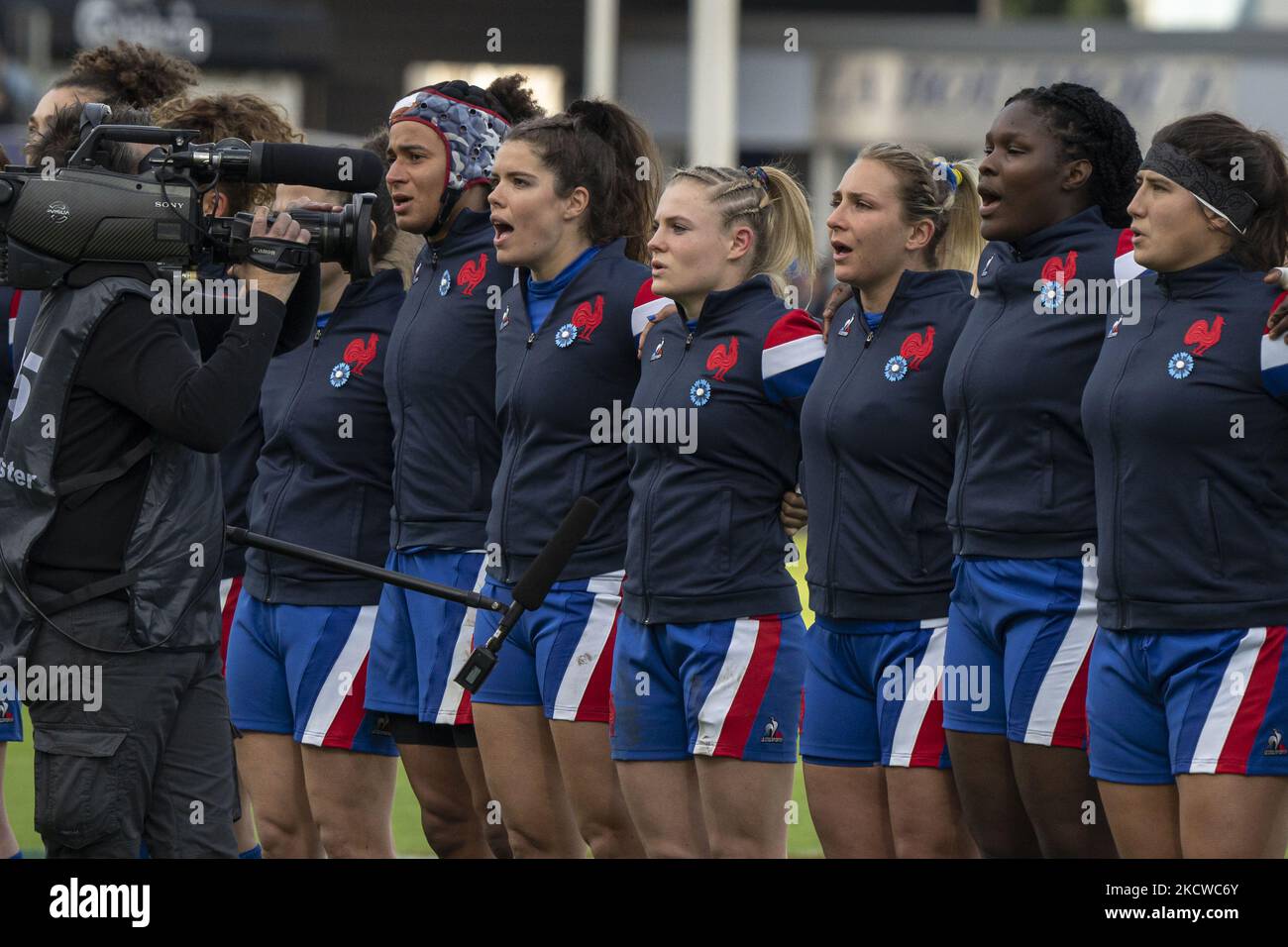 Équipe française de rugby féminin pendant l'hymne français pendant le match international de rugby féminin entre la France et la Nouvelle-Zélande sur 20 novembre 2021 à Castres, France. (Photo de Fabien Palueau/NurPhoto) Banque D'Images