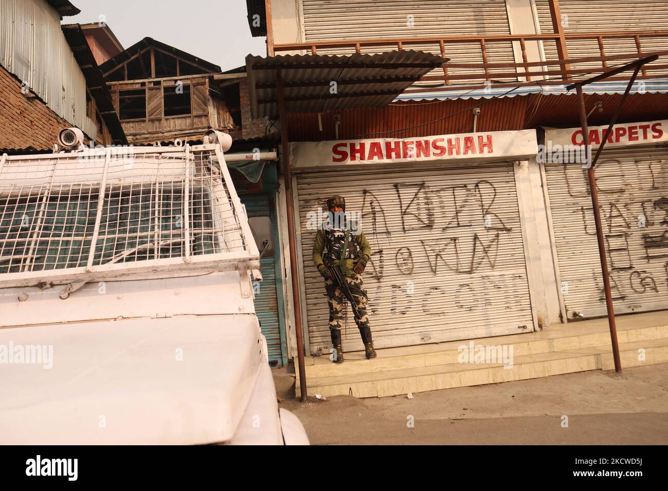 Les forces indiennes restent vigilantes lors du shutdown contre le meurtre de deux civils lors d'une opération militaire à Srinagar, dans le Cachemire administré par l'Inde, le 19 novembre 2021. (Photo de Muzamil Mattoo/NurPhoto) Banque D'Images