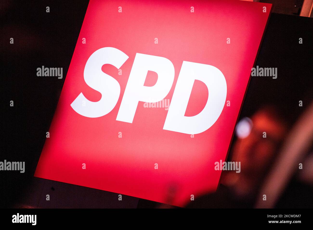 Berlin, Allemagne. 05th novembre 2022. Un logo SPD s'allume pendant la convention de débat SPD. Les thèmes de la convention de débat comprennent la numérisation, la lutte contre le changement climatique et le tournant dans l'ordre international. Credit: Christophe bateau/dpa/Alay Live News Banque D'Images