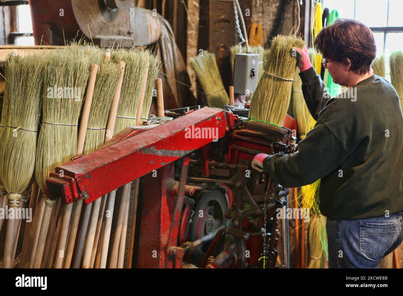 Femme fait des balais dans un petit atelier à St. Jacobs, Ontario, Canada. Pour créer les balais, elle utilise des machines pour presser les poils du balai ensemble. (Photo de Creative Touch Imaging Ltd./NurPhoto) Banque D'Images