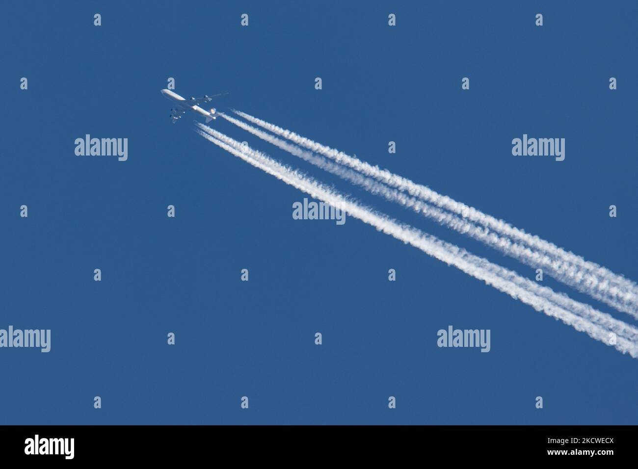 Un Boeing 747-8 de Lufthansa a repéré un vol à 34,000 pieds dans le ciel bleu, effectuant un vol de l'aéroport FRA de Francfort en Allemagne à Chicago ORD USA. Le jumbo-avion survolant laisse derrière lui des contrailles ou un sentier de condensation, une ligne de vapeur blanche. L'avion a l'enregistrement D-ABYD, est alimenté par 4x moteurs de jet GE et le nom de Mecklembourg-Poméranie-Occidentale. Lufthansa DLH le transporteur aérien allemand et deuxième compagnie aérienne européenne est un membre fondateur de Star Alliance. Le quad a été mis à terre pendant des mois en raison de la restriction de voyage de Covid, mais a récemment été restauré en service Banque D'Images