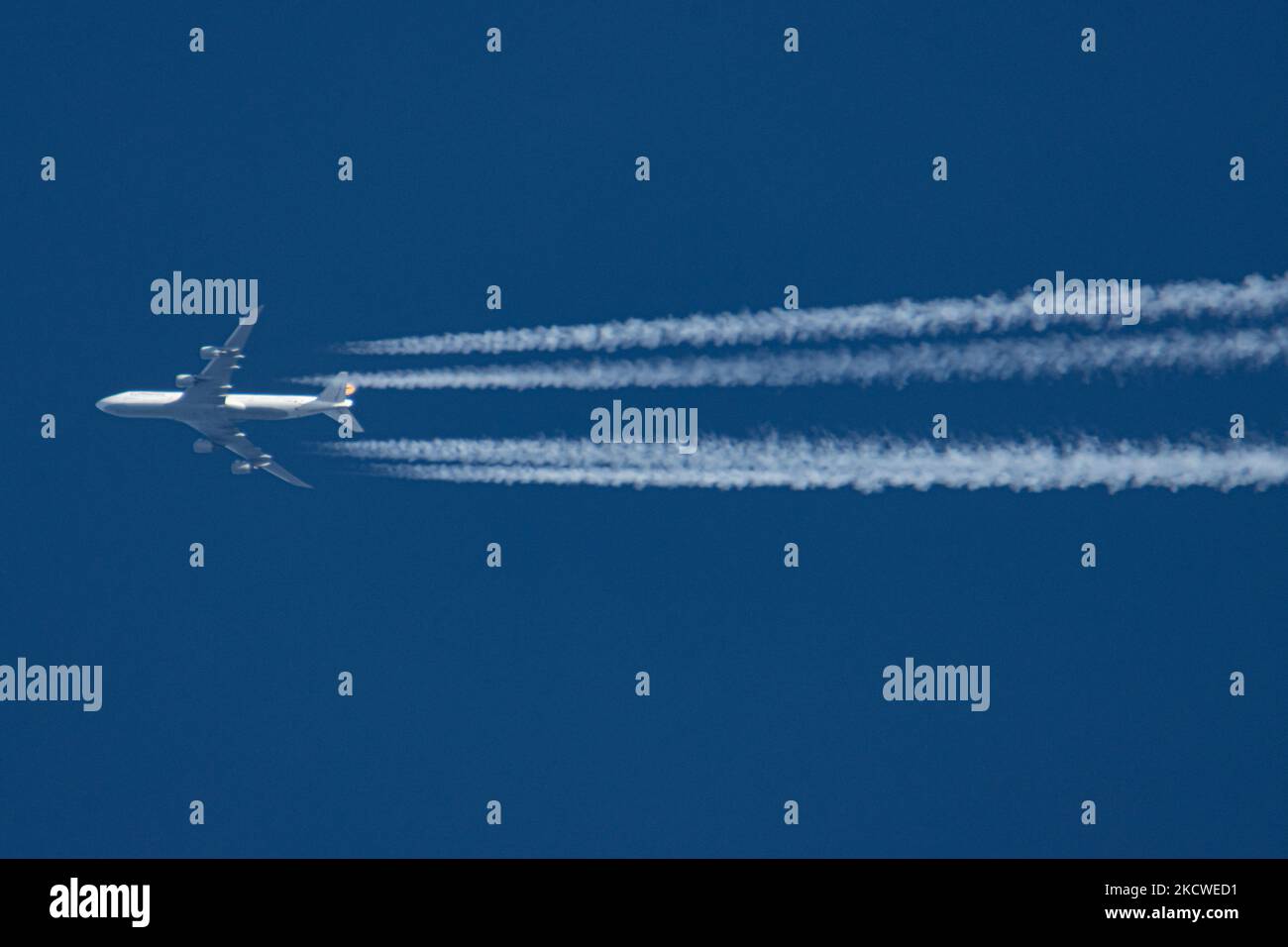 Un Boeing 747-8 de Lufthansa a repéré un vol à 34,000 pieds dans le ciel bleu, effectuant un vol de l'aéroport FRA de Francfort en Allemagne à Chicago ORD USA. Le jumbo-avion survolant laisse derrière lui des contrailles ou un sentier de condensation, une ligne de vapeur blanche. L'avion a l'enregistrement D-ABYD, est alimenté par 4x moteurs de jet GE et le nom de Mecklembourg-Poméranie-Occidentale. Lufthansa DLH le transporteur aérien allemand et deuxième compagnie aérienne européenne est un membre fondateur de Star Alliance. Le quad a été mis à terre pendant des mois en raison de la restriction de voyage de Covid, mais a récemment été restauré en service Banque D'Images