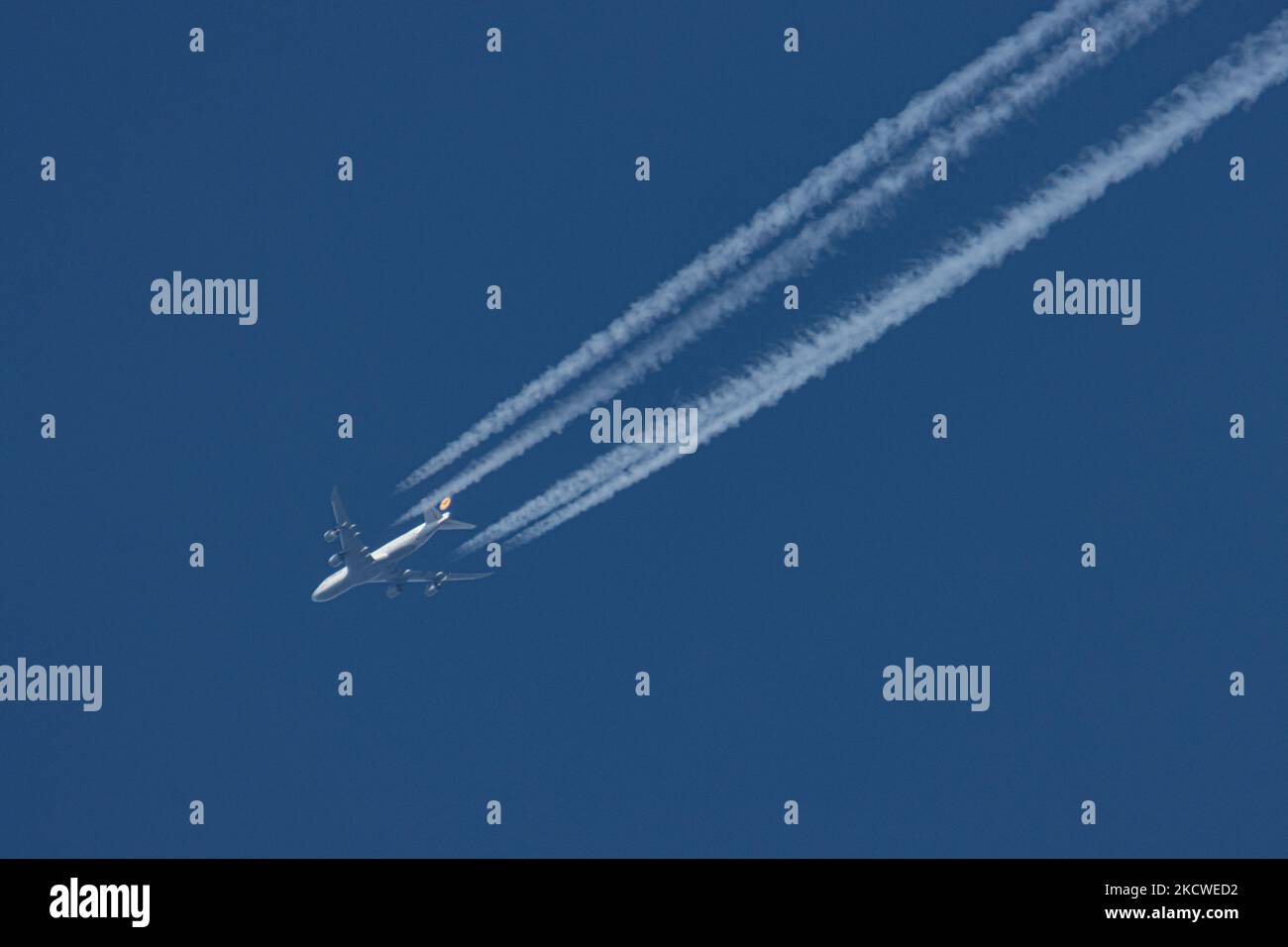 Un Boeing 747-8 de Lufthansa a repéré un vol à 34,000 pieds dans le ciel bleu, effectuant un vol de l'aéroport FRA de Francfort en Allemagne à Chicago ORD USA. Le jumbo-avion survolant laisse derrière lui des contrailles ou un sentier de condensation, une ligne de vapeur blanche. L'avion a l'enregistrement D-ABYD, est alimenté par 4x moteurs de jet GE et le nom de Mecklembourg-Poméranie-Occidentale. Lufthansa DLH le transporteur aérien allemand et deuxième compagnie aérienne européenne est un membre fondateur de Star Alliance. Le quad a été mis à terre pendant des mois en raison de la restriction de voyage de Covid, mais a récemment été restauré en service Banque D'Images