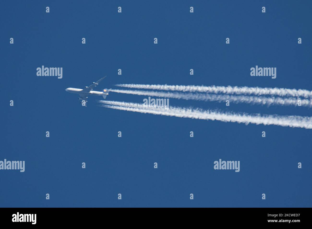 Un Boeing 747-8 de Lufthansa a repéré un vol à 34,000 pieds dans le ciel bleu, effectuant un vol de l'aéroport FRA de Francfort en Allemagne à Chicago ORD USA. Le jumbo-avion survolant laisse derrière lui des contrailles ou un sentier de condensation, une ligne de vapeur blanche. L'avion a l'enregistrement D-ABYD, est alimenté par 4x moteurs de jet GE et le nom de Mecklembourg-Poméranie-Occidentale. Lufthansa DLH le transporteur aérien allemand et deuxième compagnie aérienne européenne est un membre fondateur de Star Alliance. Le quad a été mis à terre pendant des mois en raison de la restriction de voyage de Covid, mais a récemment été restauré en service Banque D'Images