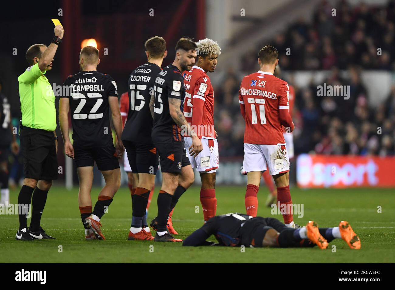 Arbitre, Jeremy Simpson présente une carte jaune pour comportement non sportif à Lyle Taylor de la forêt de Nottingham lors du match de championnat Sky Bet entre la forêt de Nottingham et Luton Town au City Ground, Nottingham, le mardi 23rd novembre 2021. (Photo de Jon Hobley/MI News/NurPhoto) Banque D'Images