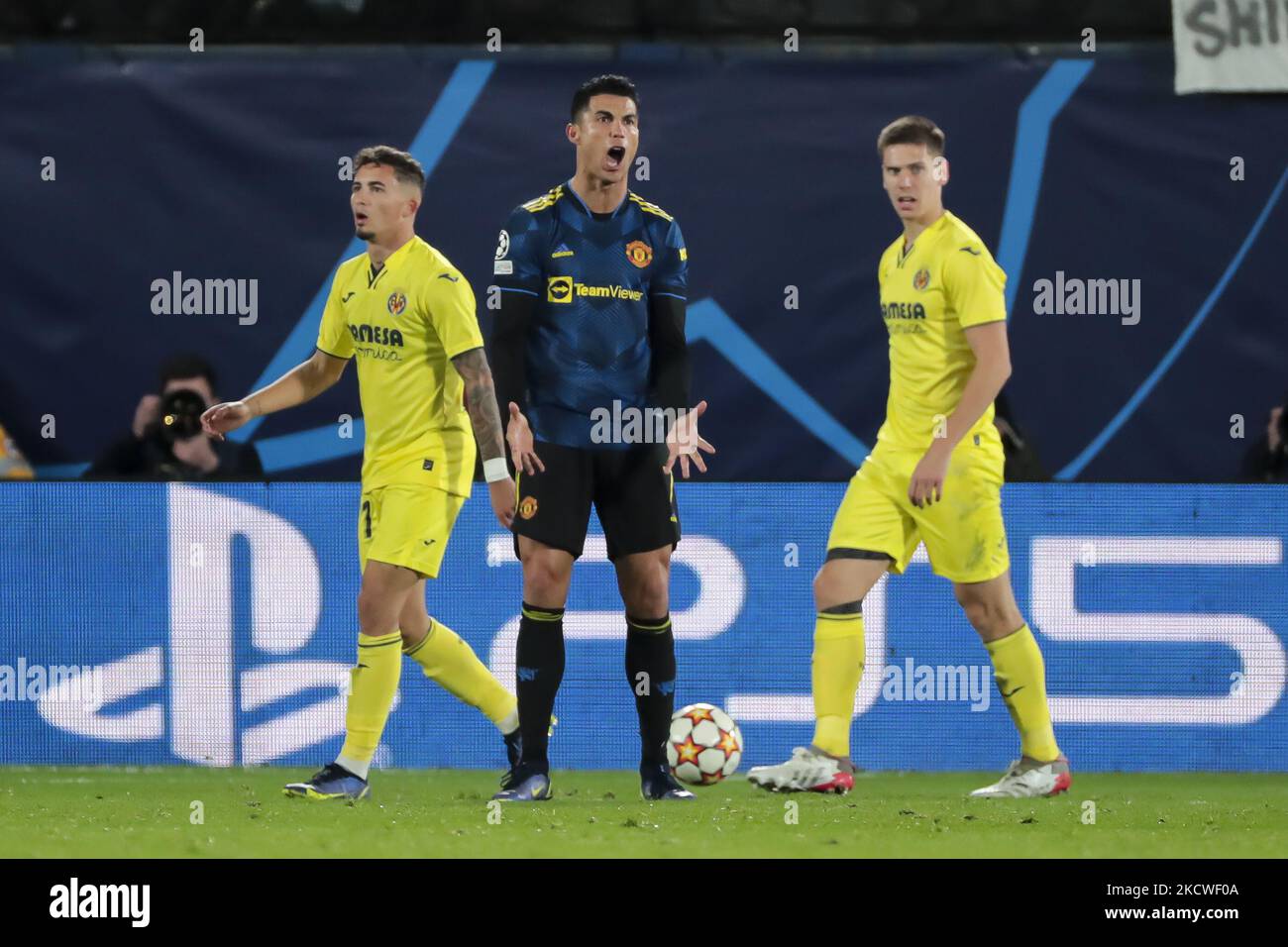 Avant de Manchester United Cristiano Ronaldo pendant le match de la Ligue des champions entre Villarreal CF et Manchester United au stade la Ceramica sur 23 novembre 2021. (Photo de Jose Miguel Fernandez/NurPhoto) Banque D'Images