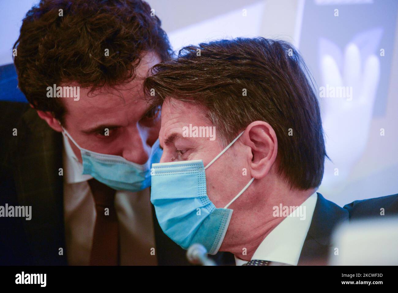 Davide Crippa (L), Giuseppe Conte (R) lors de la conférence de presse du mouvement 5 étoiles sur le partage des énergies renouvelables sur 23 novembre 2021 au Palazzo dei Gruppi Parlamentari à Rome (Italie) (photo de Gloria Imbrogno/LiveMedia/NurPhoto) Banque D'Images