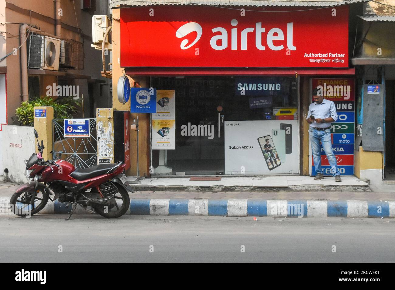 Un magasin Airtel vu à Kolkata , Inde , le 24 novembre 2021 . Bharti Airtel a annoncé qu'il allait augmenter les charges payées d'avance jusqu'à 25 % lundi . Le géant indien des télécommunications a fait cette annonce en ajoutant plus de 3 abonnés Lakh au trimestre de septembre . (Photo par Debarchan Chatterjee/NurPhoto) Banque D'Images