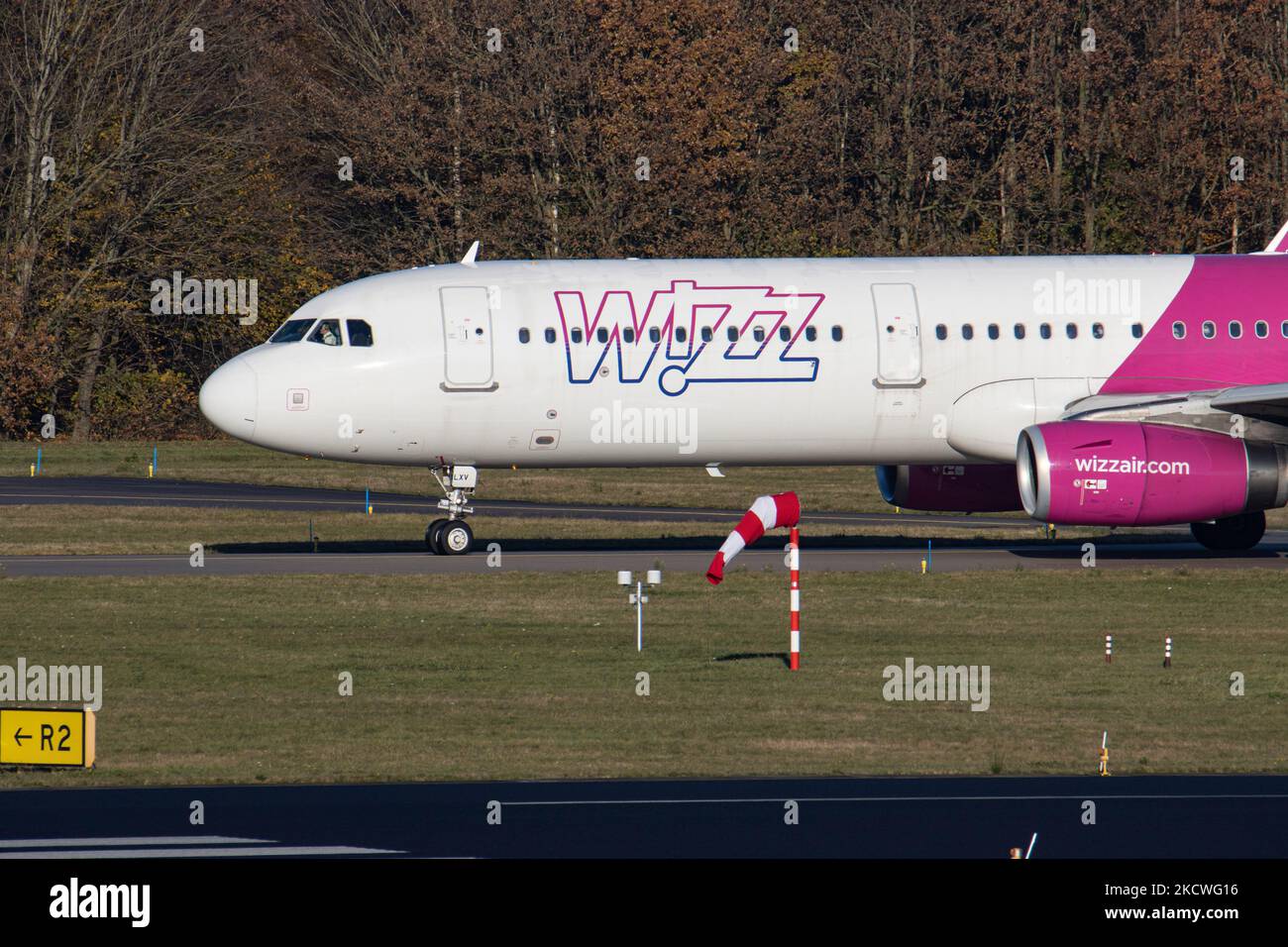 Les avions Wizz Air Airbus A321 vus pendant la phase de transport, de décollage et de vol au départ de l'aéroport d'Eindhoven EIN lors d'une journée d'hiver ensoleillée dans le ciel bleu. W!ZZ Air est une compagnie aérienne hongroise à très faible coût avec les plus grandes bases à l'aéroport de Budapest et l'aéroport de Luton qui desservent 164 aéroports. Le plan A321-200 avec l'inscription du logo sur le côté a l'enregistrement HA-LXV. L'industrie mondiale de l'aviation tente de se remettre de l'impact négatif de la pandémie du coronavirus Covid-19. Eindhoven, pays-Bas sur 22 novembre 2021 (photo de Nicolas Economou/NurPhoto) Banque D'Images