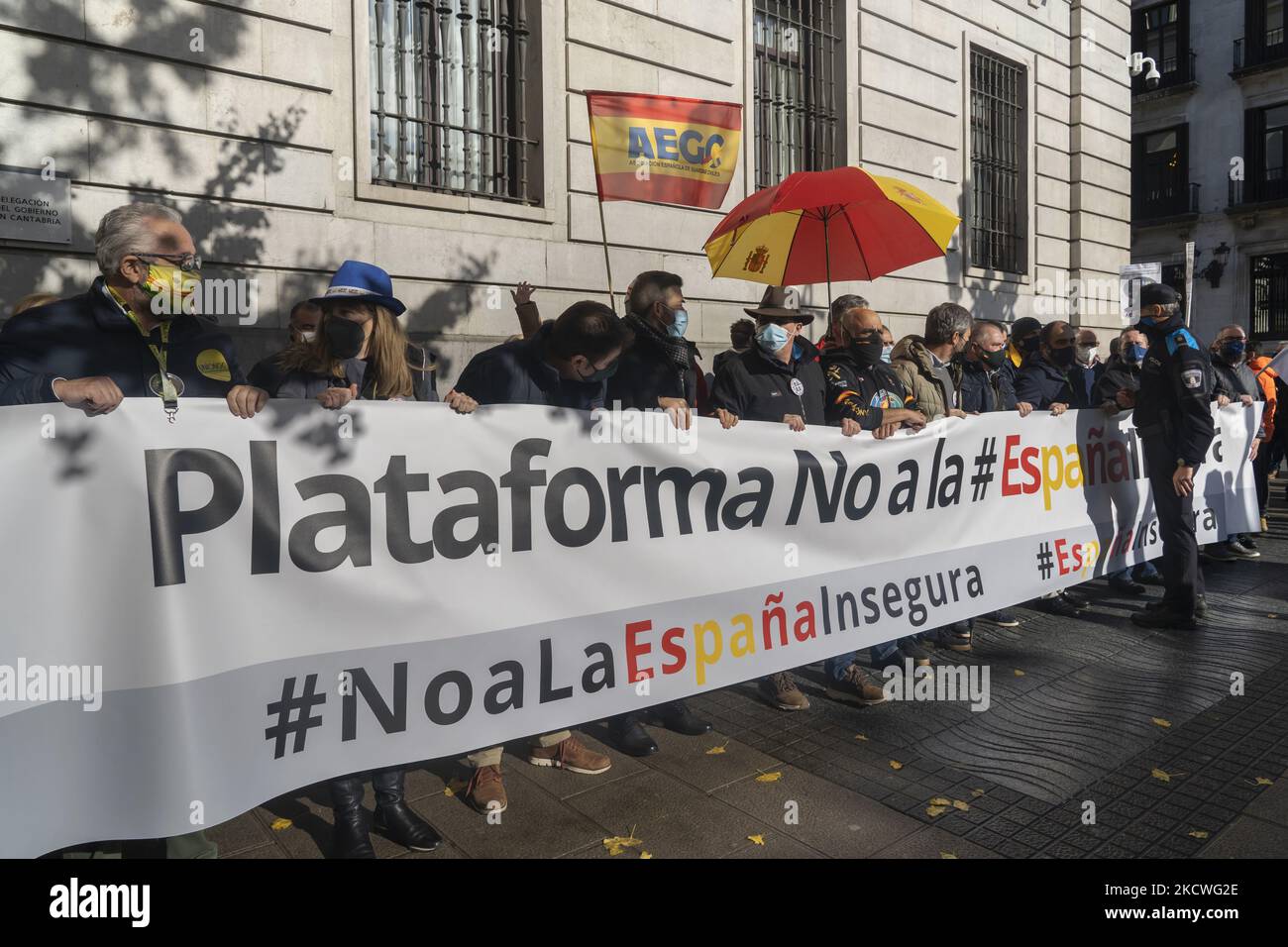 Un policier s'entretient avec ses collègues, dont certains sont des représentants des syndicats de police, lors de la protestation contre la modification "arbitraire" et "pas de dialogue" par le Gouvernement espagnol de la loi sur la sécurité des citoyens (connue sous le nom de "loi bâillonne") qui, à son avis, « menace » la vie quotidienne des citoyens et laisse la police sans protection dans leur travail quotidien. "La concentration, appelée par la plate-forme "non à l'Espagne non précaire". (Photo de Joaquin Gomez Sastre/NurPhoto) Banque D'Images