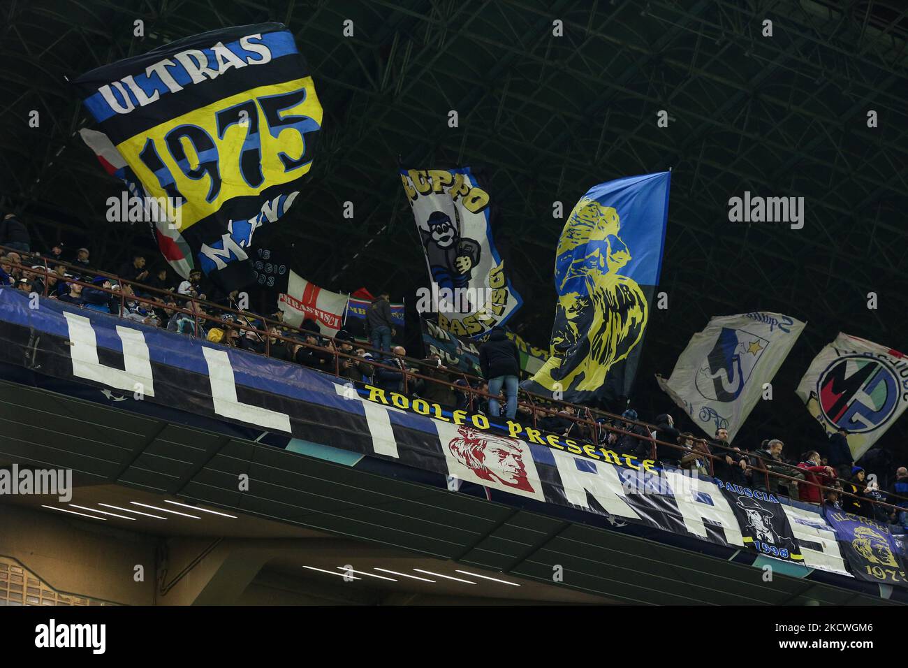 Le FC Internazionale fans bannières et drapeaux pendant le match de football de l'UEFA Champions League Inter - FC Internazionale vs Shakhtar Donetsk le 24 novembre 2021 au stade Giuseppe Meazza - San Siro à Milan, Italie (photo de Francesco Scaccianoce/LiveMedia/NurPhoto) Banque D'Images