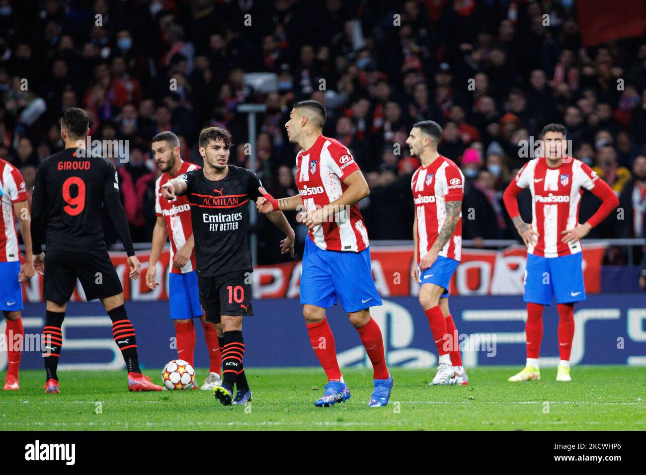 Brahim Diaz de l'AC Milan avec Luis suarez de l'Atletico de Madrid pendant le match de la Ligue des champions de l'UEFA entre l'Atletico de Madrid et l'AC Milan au stade Wanda Metropolitano à Madrid, en Espagne. (Photo par DAX Images/NurPhoto) Banque D'Images