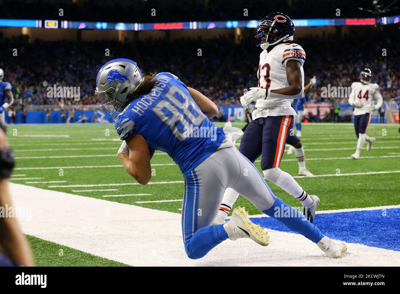 Detroit Lions Tight End T.J. Hockenson (88) capture un laissez-passer pour un touchdown pendant la deuxième moitié d'un match de football de la NFL contre les Chicago Bears à Detroit, Michigan, États-Unis, jeudi, 25 novembre 2021. (Photo de Jorge Lemus/NurPhoto) Banque D'Images Detroit Lions Tight End T.J. Hockenson (88) capture un laissez-passer pour un touchdown pendant la deuxième moitié d'un match de football de la NFL contre les Chicago Bears à Detroit, Michigan, États-Unis, jeudi, 25 novembre 2021. (Photo de Jorge Lemus/NurPhoto) Banque D'Images