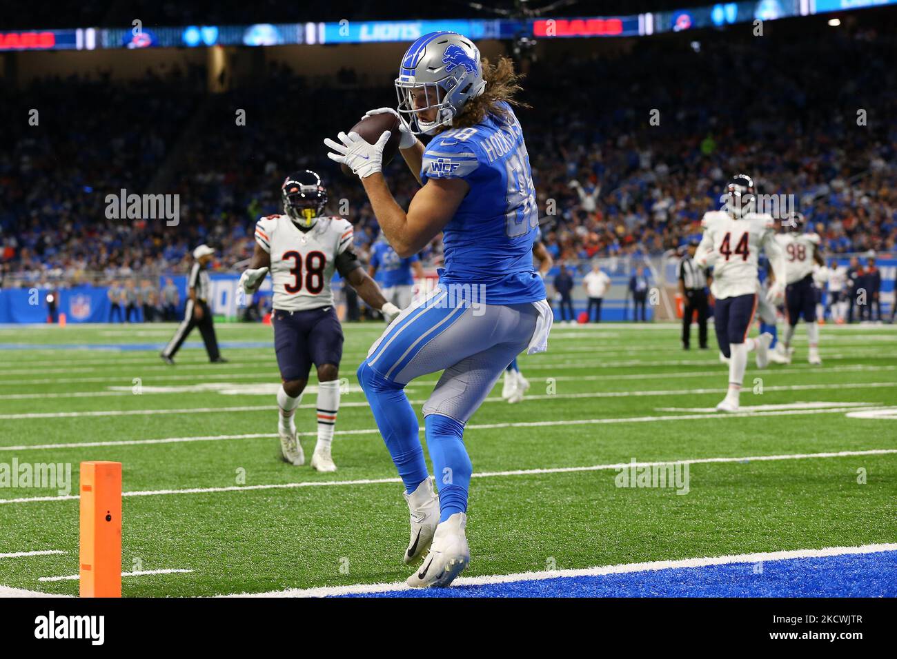 Detroit Lions Tight End T.J. Hockenson (88) capture un laissez-passer pour un touchdown pendant la deuxième moitié d'un match de football de la NFL contre les Chicago Bears à Detroit, Michigan, États-Unis, jeudi, 25 novembre 2021. (Photo de Jorge Lemus/NurPhoto) Banque D'Images Detroit Lions Tight End T.J. Hockenson (88) capture un laissez-passer pour un touchdown pendant la deuxième moitié d'un match de football de la NFL contre les Chicago Bears à Detroit, Michigan, États-Unis, jeudi, 25 novembre 2021. (Photo de Jorge Lemus/NurPhoto) Banque D'Images