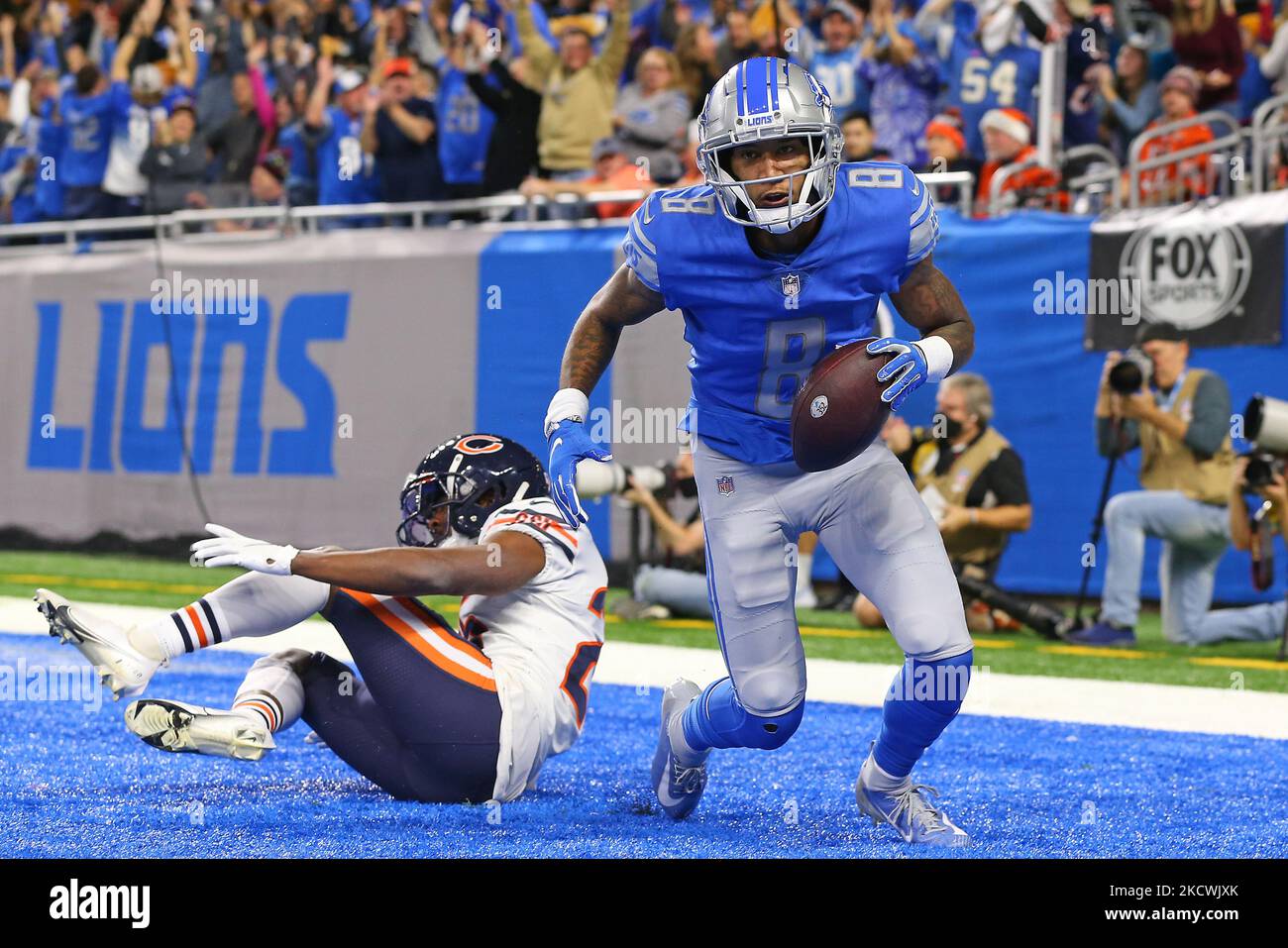 Josh Reynolds, grand receveur des Lions de Detroit (8), a fait un touchdown pendant la première moitié d'un match de football de la NFL contre les Chicago Bears à Detroit, Michigan, États-Unis, jeudi, 25 novembre 2021. (Photo de Jorge Lemus/NurPhoto) Banque D'Images