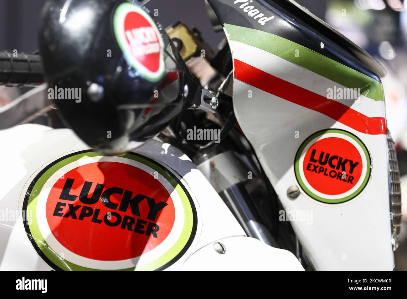 Le logo de l'explorateur chanceux est visible sur la moto lors du salon de la moto EICMA à Milan, en Italie, sur 25 novembre 2021. (Photo de Jakub Porzycki/NurPhoto) Banque D'Images Le logo de l'explorateur chanceux est visible sur la moto lors du salon de la moto EICMA à Milan, en Italie, sur 25 novembre 2021. (Photo de Jakub Porzycki/NurPhoto) Banque D'Images