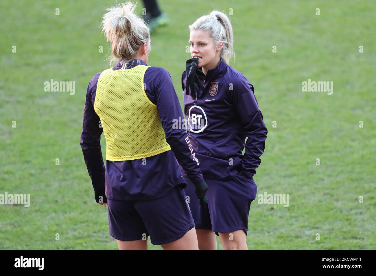 Rachel Daly, d'Angleterre, en conversation avec Millie Bright lors de la session d'entraînement des femmes d'Angleterre au stade de Light, Sunderland, le vendredi 26th novembre 2021. (Photo de Mark Fletcher/MI News/NurPhoto) Banque D'Images