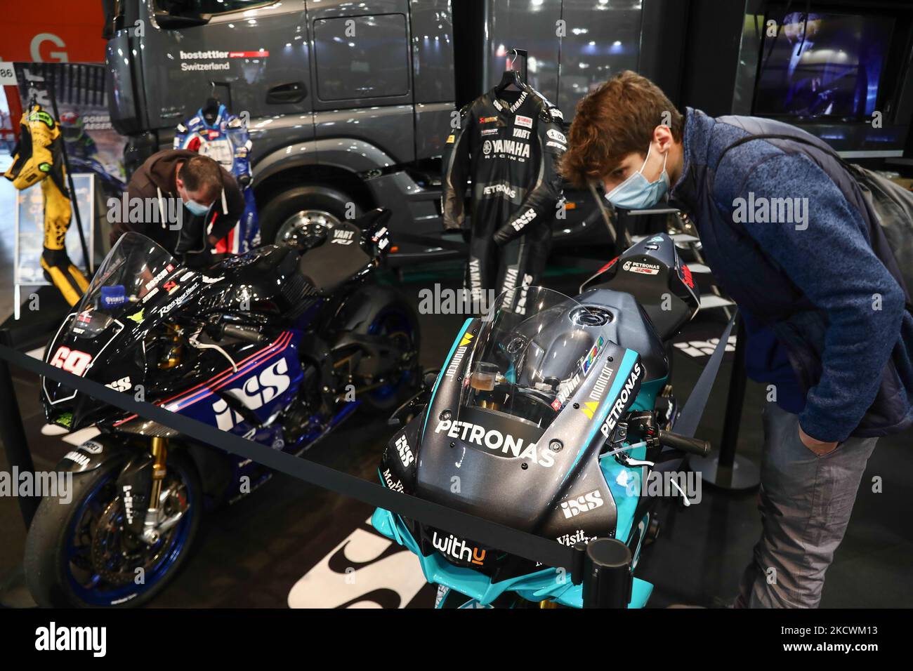 Un visiteur pendant le salon de moto EICMA à Milan, Italie sur 25 novembre 2021. (Photo de Jakub Porzycki/NurPhoto) Banque D'Images