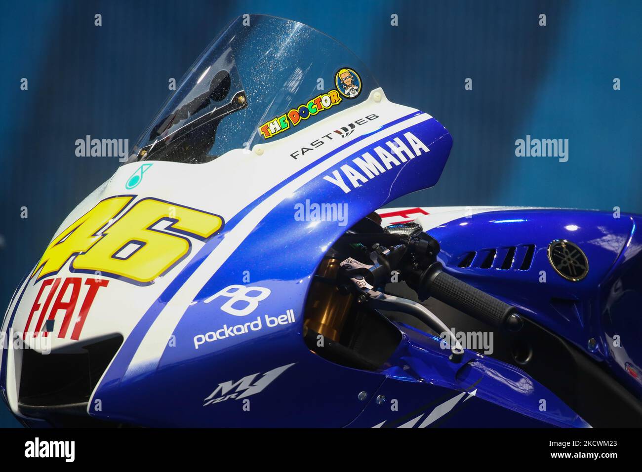 La moto Yamaha M1 MotoGP de Valentino Rossi est vue lors de l'événement « One More Lap », organisé pour marquer la fin de la carrière MotoGP de Valentino Rossi, dans le cadre du salon de moto EICMA à Milan, en Italie, sur 25 novembre 2021. (Photo de Jakub Porzycki/NurPhoto) Banque D'Images