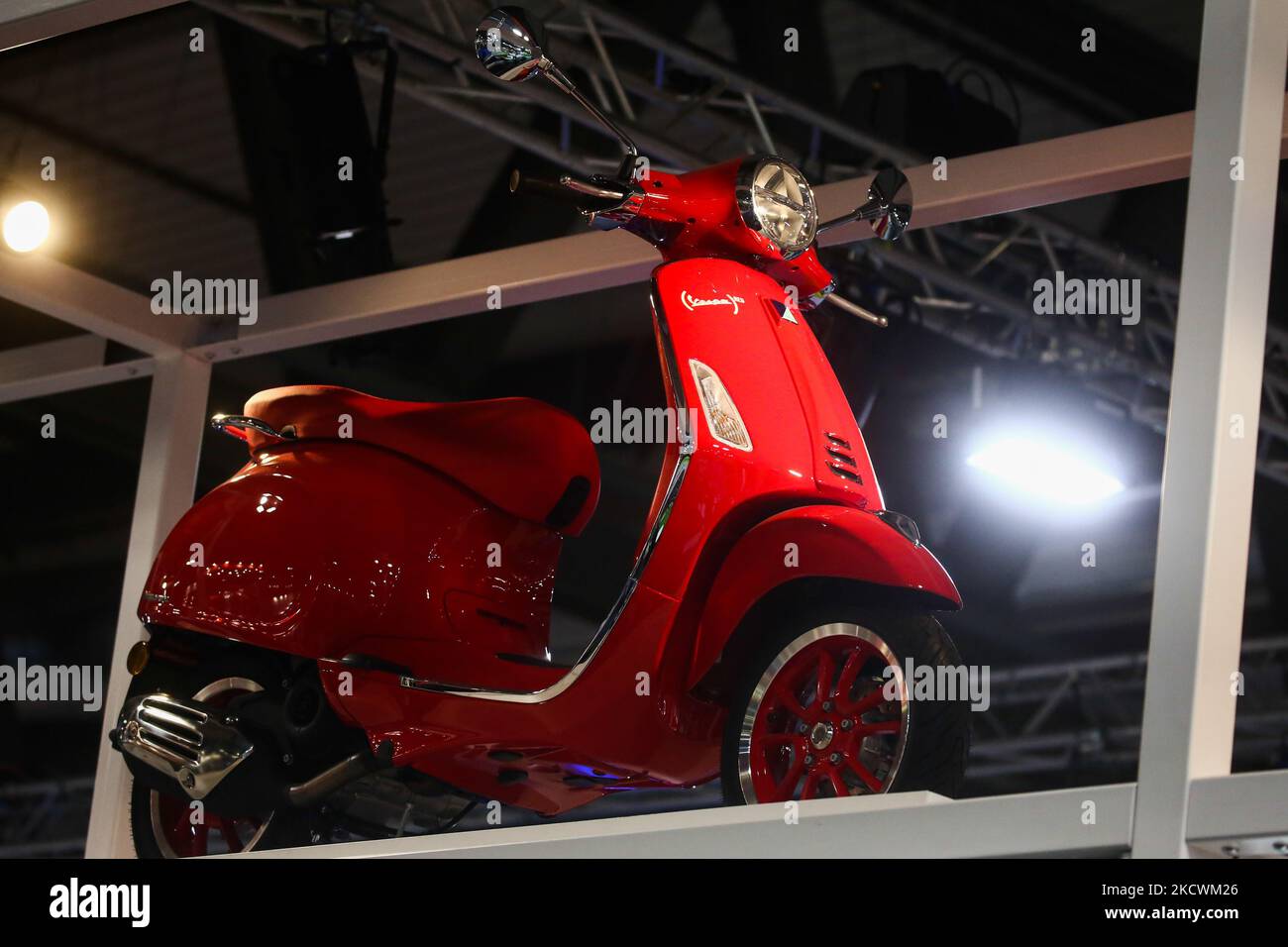 Vespa scooter est vu à l'exposition pendant le salon de moto EICMA à Milan,  Italie sur 25 novembre 2021. (Photo de Jakub Porzycki/NurPhoto Photo Stock  - Alamy