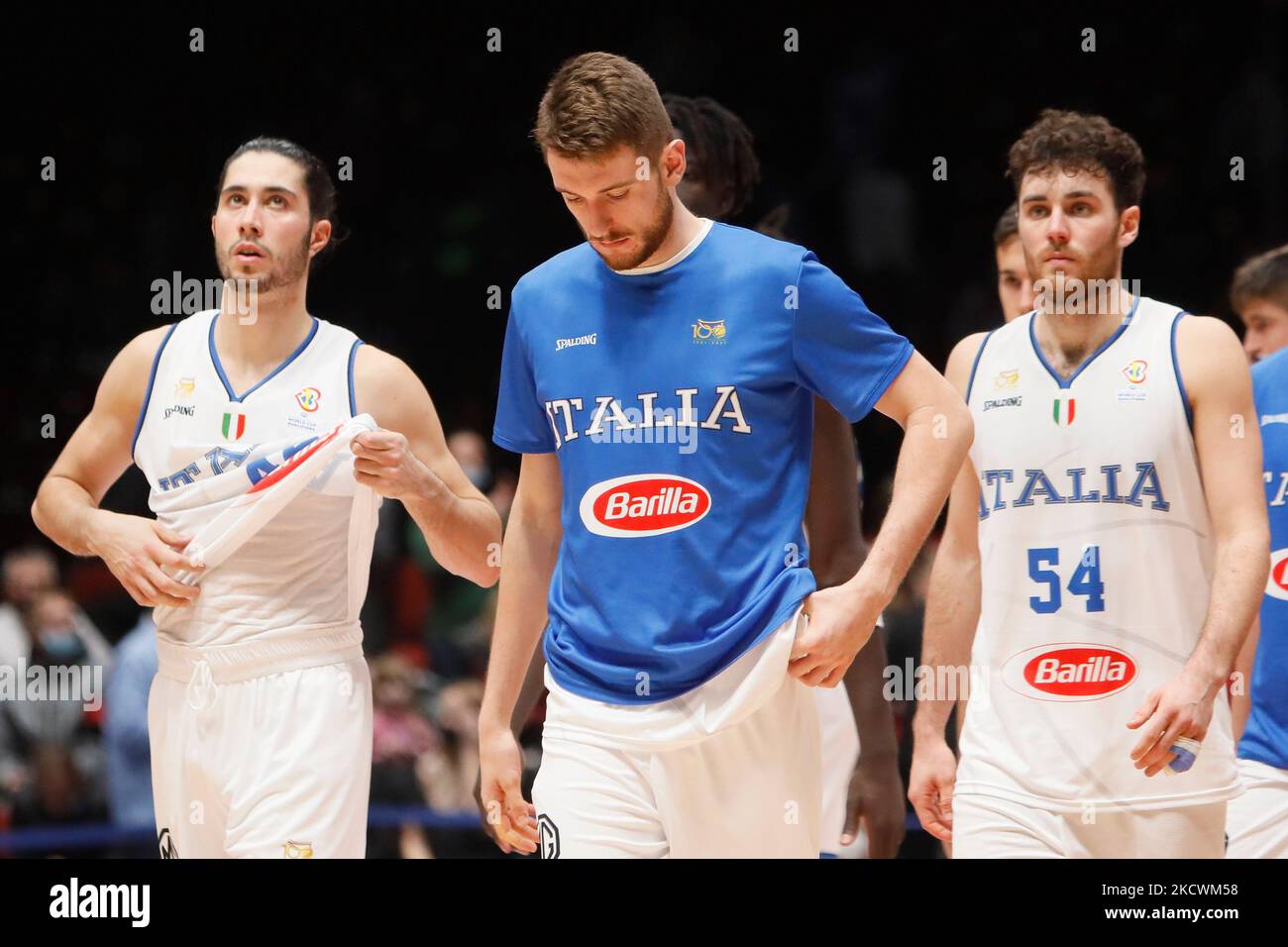 Les joueurs italiens réagissent après avoir perdu le match de qualification de la coupe du monde de basket-ball 2023 de la FIBA entre la Russie et l'Italie sur 26 novembre 2021 au Palais des sports de Yubileyny à Saint-Pétersbourg, en Russie. (Photo de Mike Kireev/NurPhoto) Banque D'Images