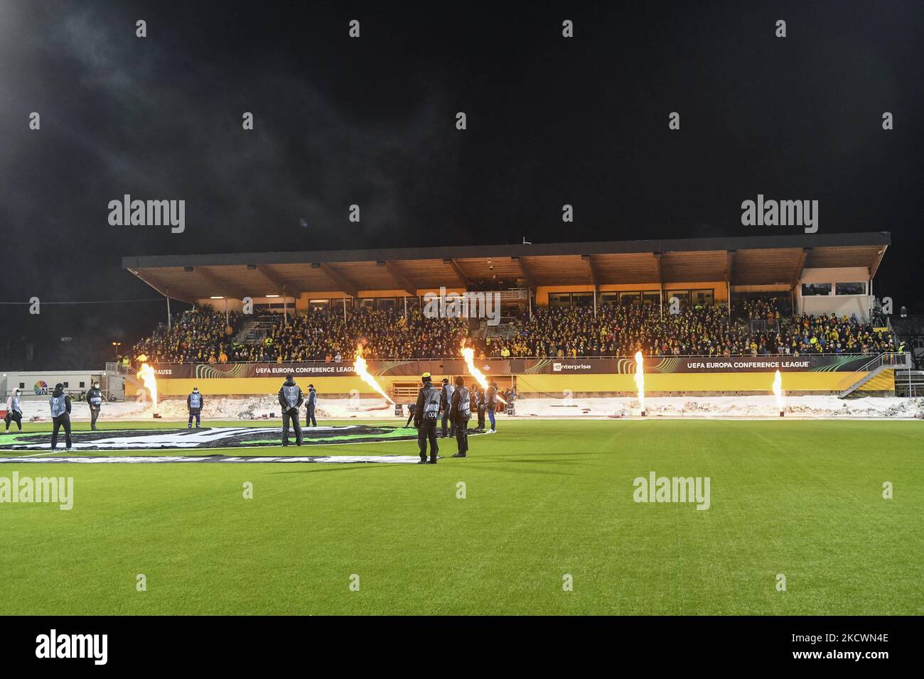 Spectacle d'incendie au stade Aspmyra avant le match du groupe C de la Ligue des conférences de l'UEFA entre FK Bodo / Glimt et CSKA Sofia au stade Aspmyra de Bodo, Norvège, 25 novembre 2021 (photo de Georgi Paleykov/NurPhoto) Banque D'Images