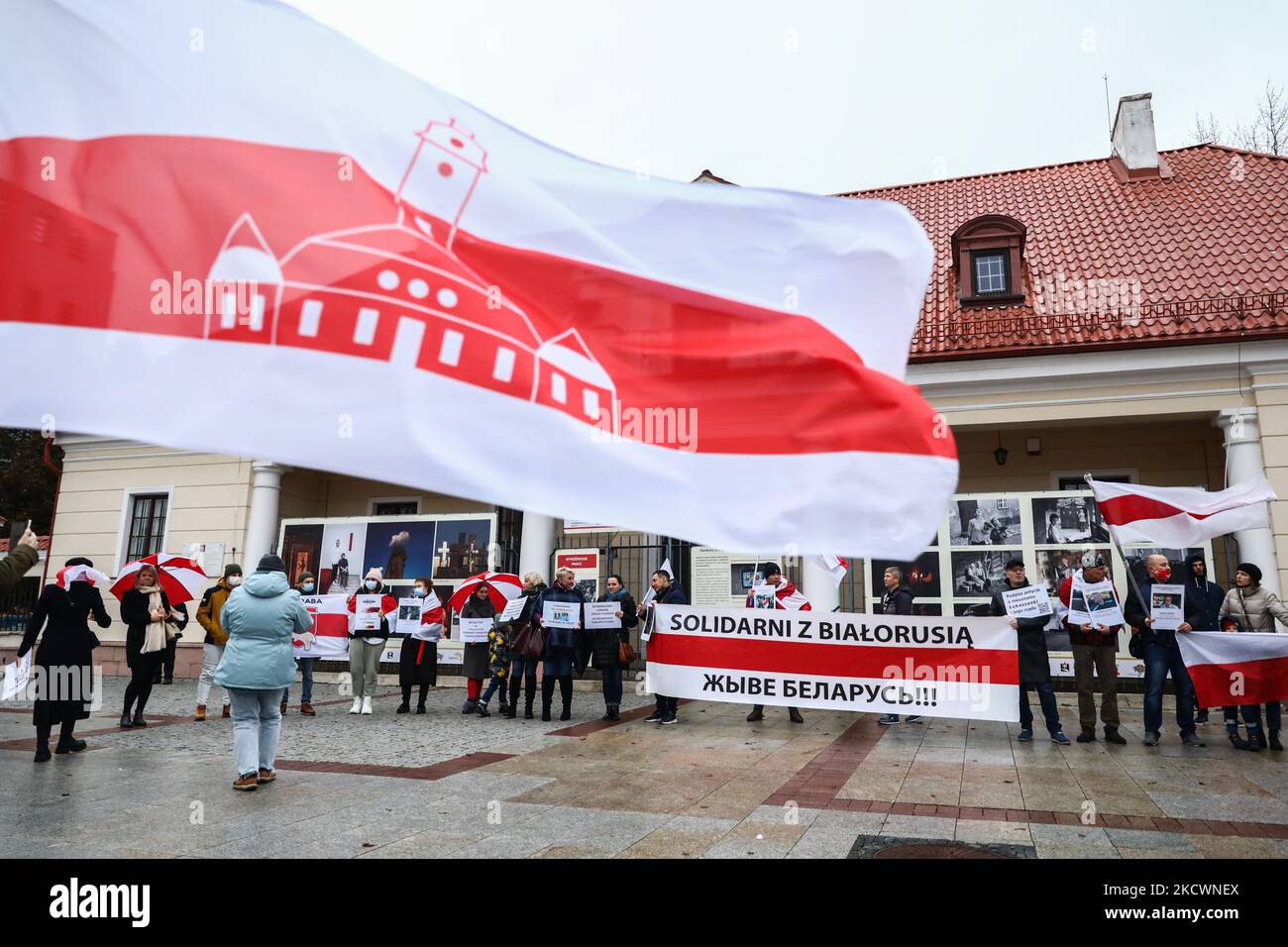 Des membres de la diaspora bélaruisienne et des partisans manifestent contre la guerre hybride lancée par le régime d'Aleksander Loukachenko en utilisant les migrants comme une « arme vivante » à la frontière entre la Pologne et le Bélarus. Bialystok, Pologne sur 21 novembre 2021. (Photo de Beata Zawrzel/NurPhoto) Banque D'Images