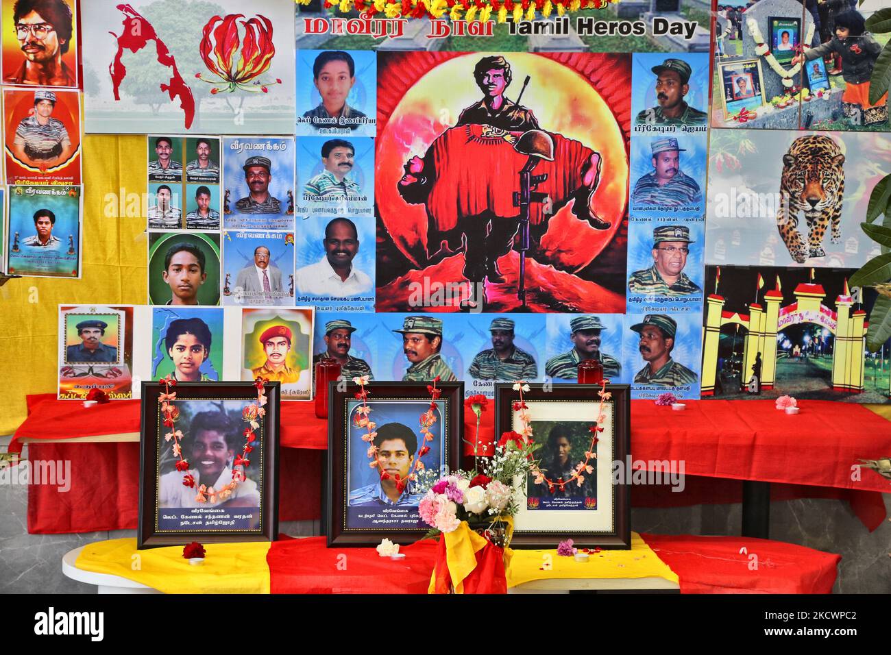 Sanctuaire avec des images des morts vues pendant l'Eelam tamoul Maaveerar Naal (jour des héros) à Markham, Ontario, Canada, on 27 novembre 2021. La Journée des héros célèbre les membres des LTTE (Tigres de libération de l'Eelam tamoul) qui ont été tués pendant les combats pendant la guerre civile au Sri Lanka. (Photo de Creative Touch Imaging Ltd./NurPhoto) Banque D'Images