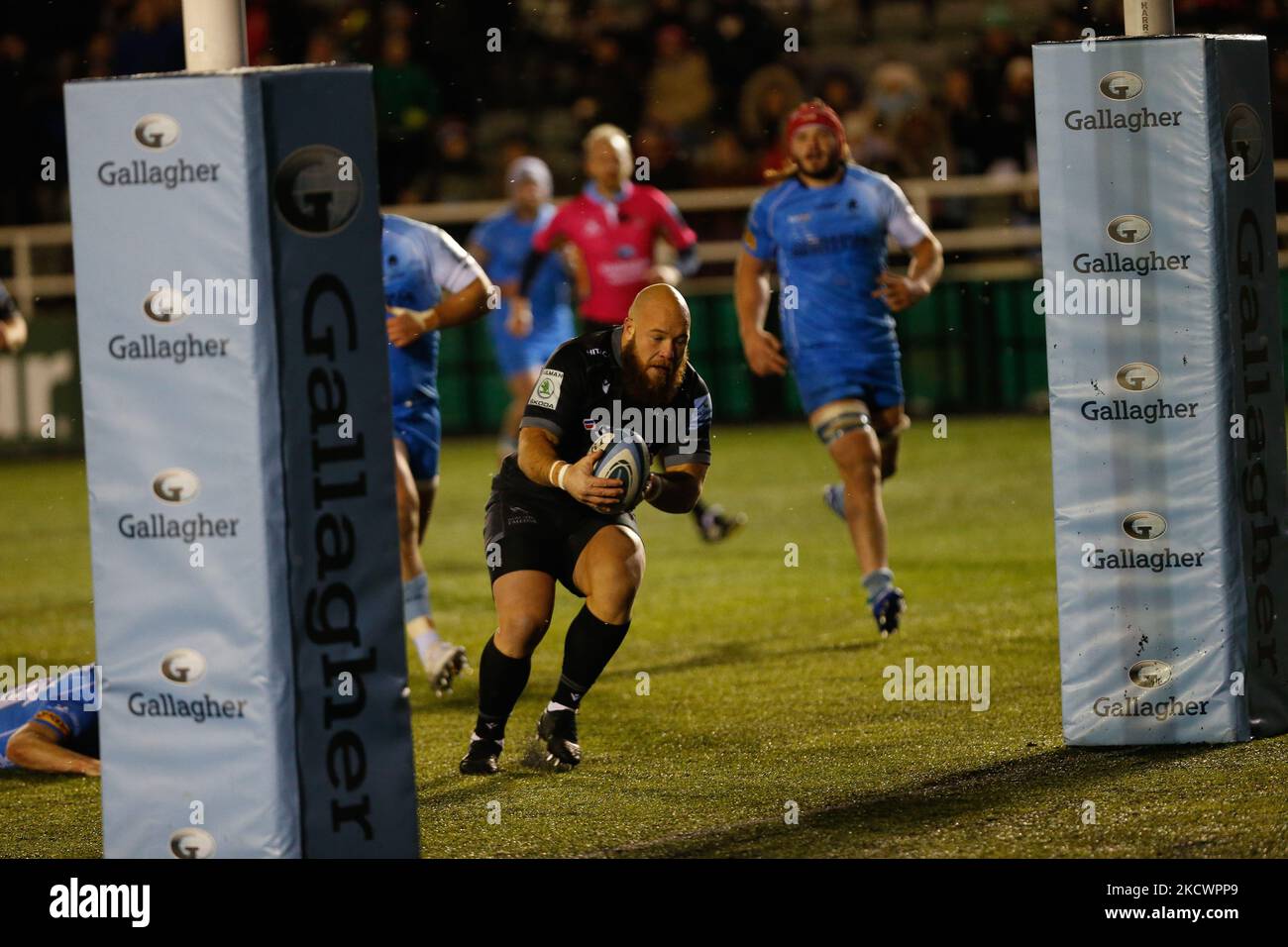 Kyle Cooper a obtenu un score entre les bâtons de Newcastle Falcons lors du match de première division de Gallagher entre Newcastle Falcons et Worcester Warriors à Kingston Park, Newcastle, le vendredi 26th novembre 2021. (Photo de Chris Lishman/MI News/NurPhoto) Banque D'Images