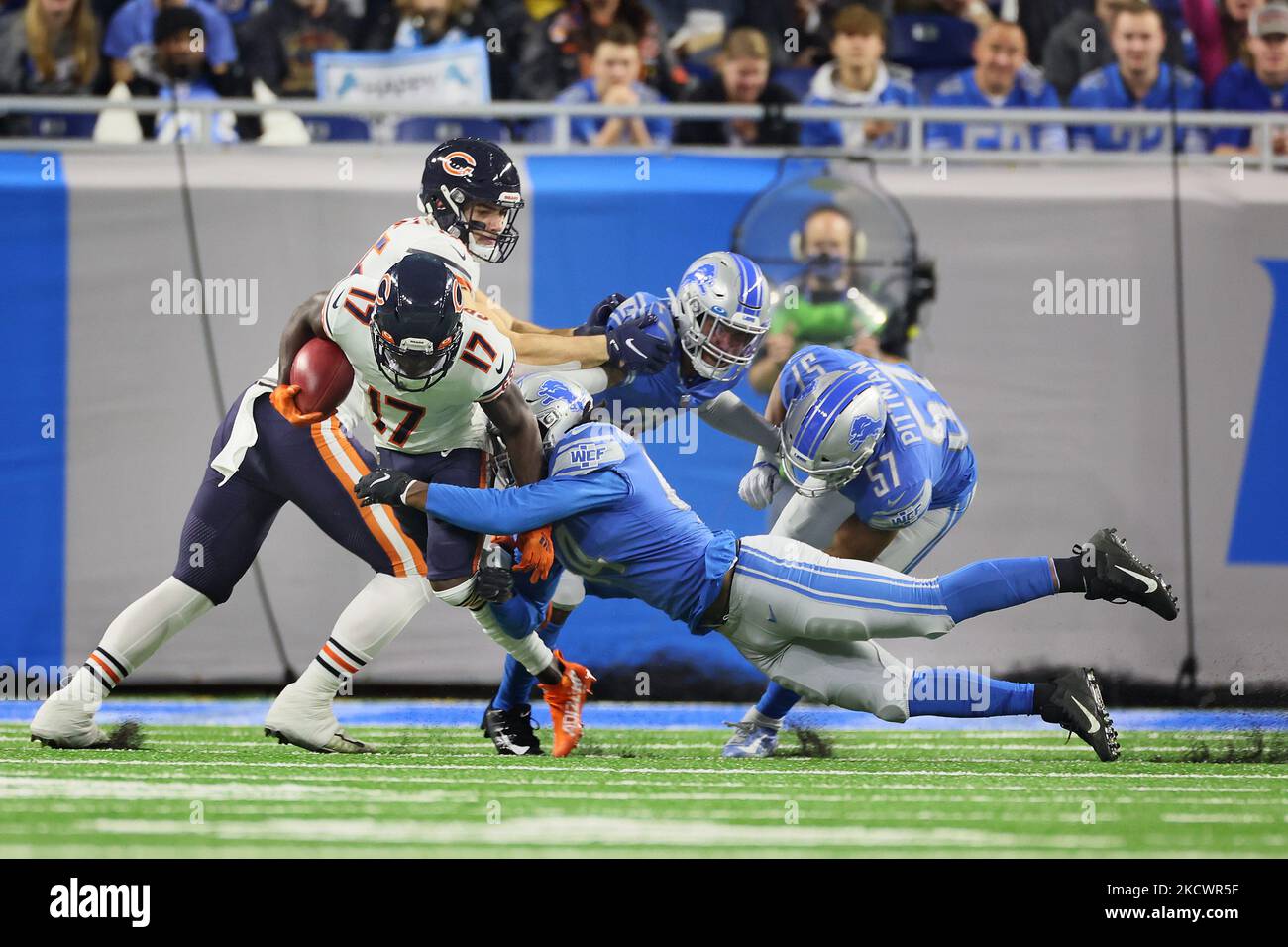 Le grand receveur Jakeem Grant de Chicago Bears (17) porte le ballon pour le yard lors d'un match de football NFL entre les Detroit Lions et les Chicago Bears à Detroit, Michigan, États-Unis, jeudi, 25 novembre 2021. (Photo par Amy Lemus/NurPhoto) Banque D'Images