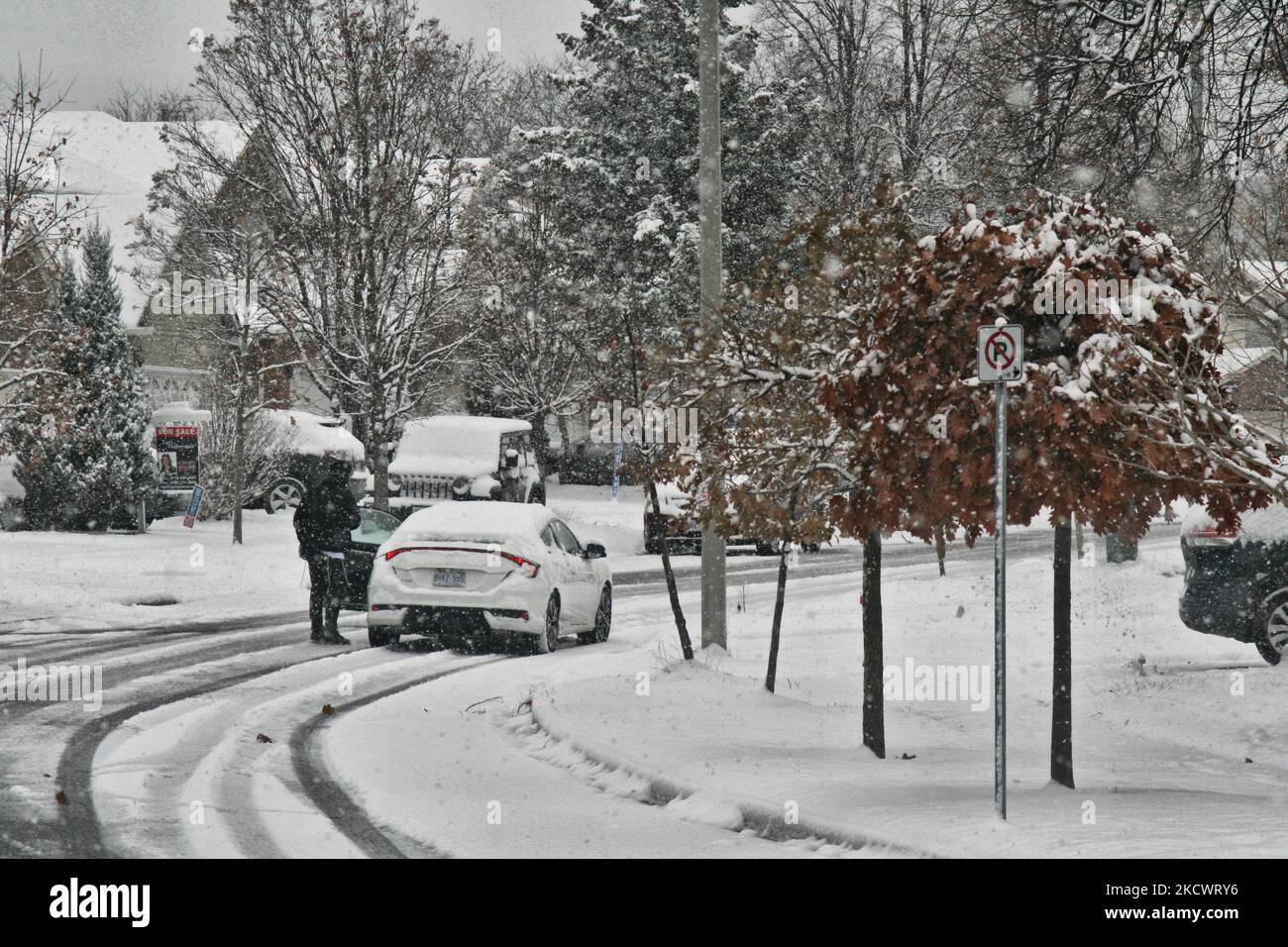 La première tempête de neige de la saison a frappé Toronto, Ontario, Canada, on 28 novembre 2021. La tempête devrait tomber entre 3-6 centimètres de neige dans la région du Grand Toronto. (Photo de Creative Touch Imaging Ltd./NurPhoto) Banque D'Images