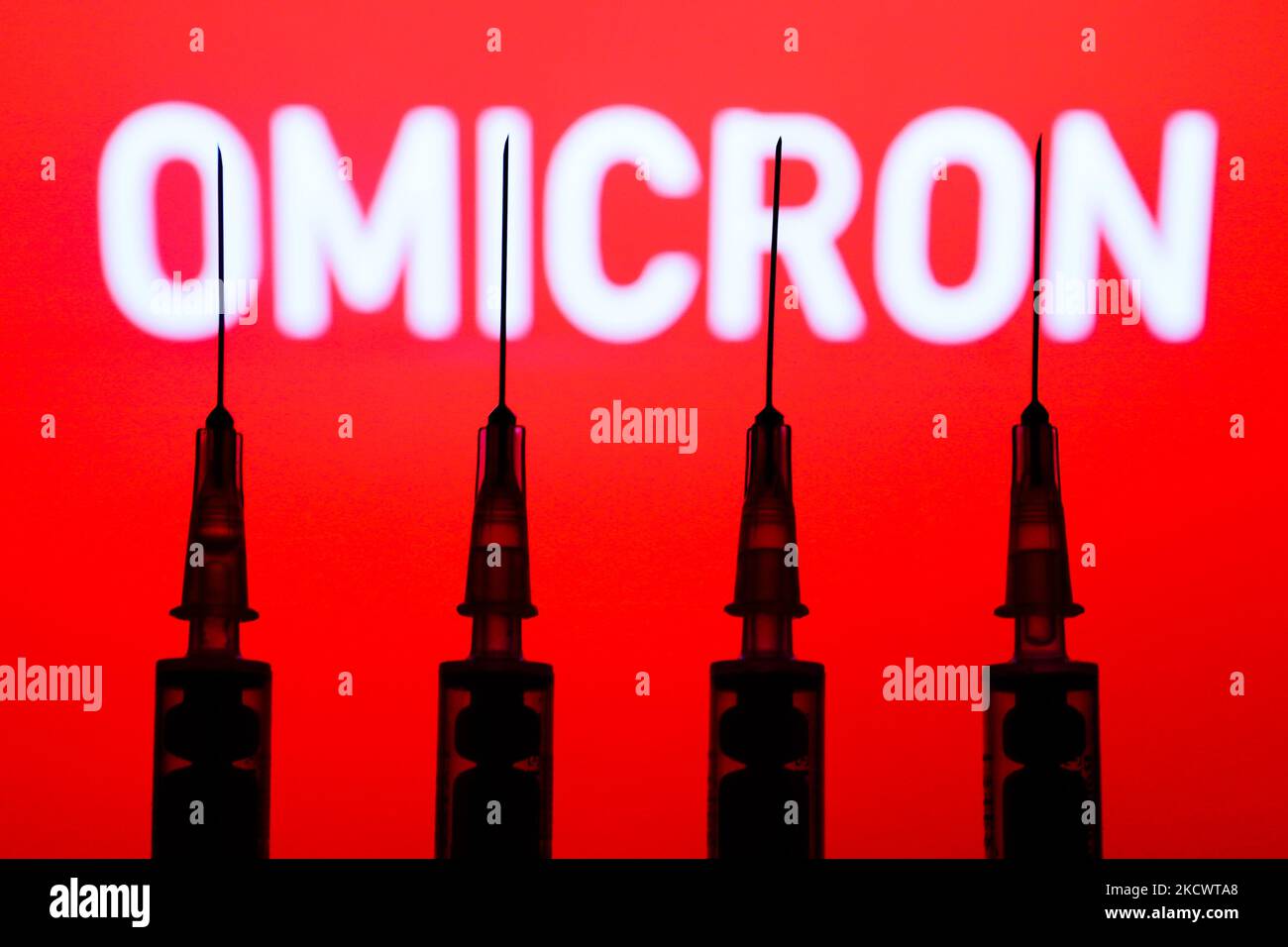 Les seringues médicales et le signe « omicron » affichés en arrière-plan sont illustrés sur cette photo prise à Cracovie, en Pologne, sur 28 novembre 2021. (Photo de Jakub Porzycki/NurPhoto) Banque D'Images