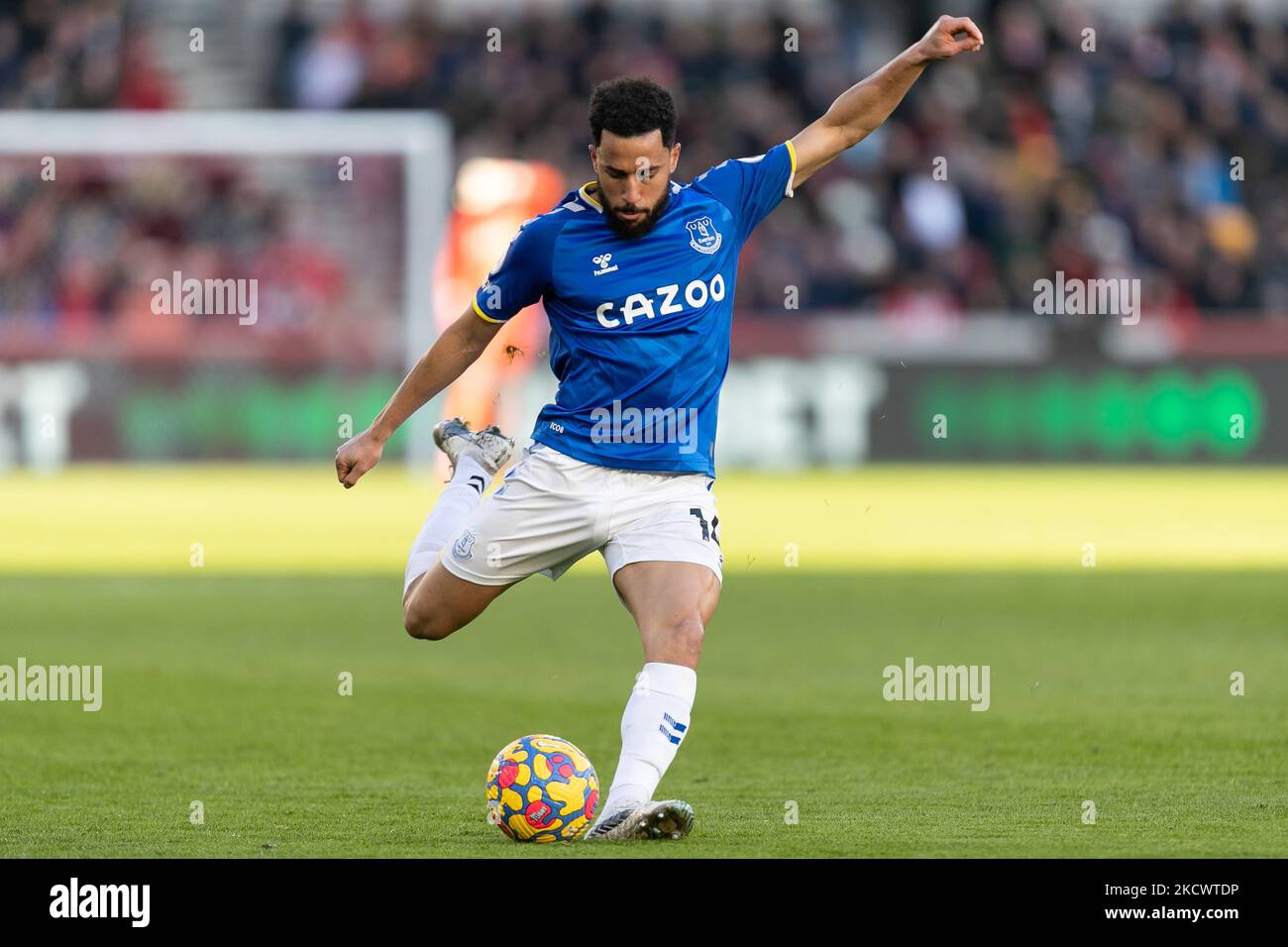 Andros Townsend d'Everton lance le ballon lors du match de la Premier League entre Brentford et Everton au Brentford Community Stadium, Brentford, le dimanche 28th novembre 2021. (Photo de Juan Gasperini/MI News/NurPhoto) Banque D'Images