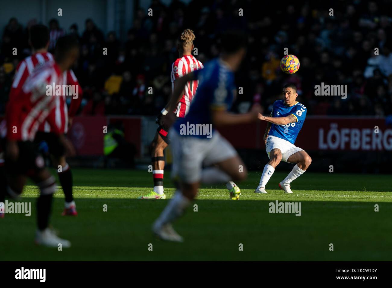 Allan d'Everton lance le ballon lors du match de la Premier League entre Brentford et Everton au Brentford Community Stadium, Brentford, le dimanche 28th novembre 2021. (Photo de Juan Gasperini/MI News/NurPhoto) Banque D'Images