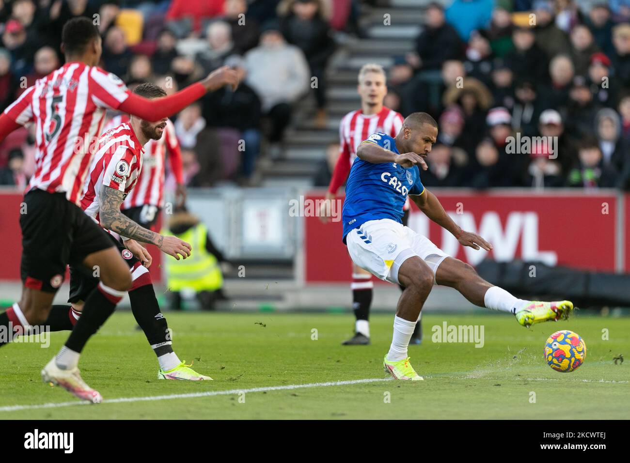 Salomón Rondón d'Everton lance le ballon lors du match de la Premier League entre Brentford et Everton au stade communautaire de Brentford, Brentford, le dimanche 28th novembre 2021. (Photo de Juan Gasperini/MI News/NurPhoto) Banque D'Images