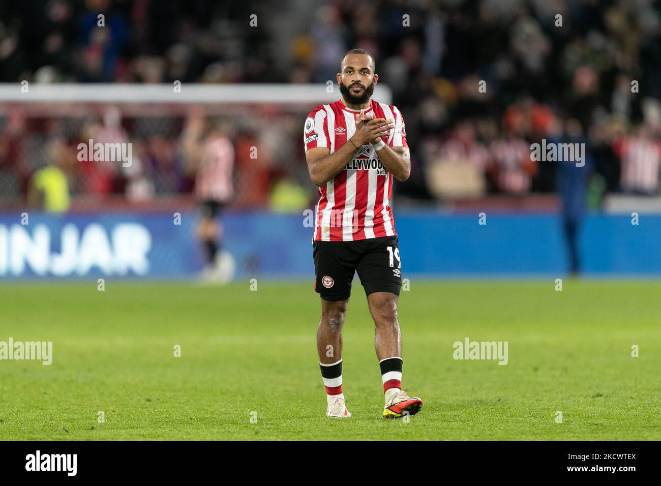 Bryan Mbeumo de Brentford accueille les fans après le match de la Premier League entre Brentford et Everton au stade communautaire de Brentford, Brentford, le dimanche 28th novembre 2021. (Photo de Juan Gasperini/MI News/NurPhoto) Banque D'Images