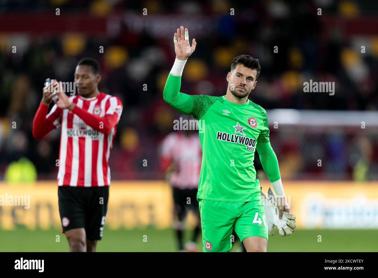 Alvaro Fernandez de Brentford accueille les fans après le match de Premier League entre Brentford et Everton au stade communautaire de Brentford, Brentford, le dimanche 28th novembre 2021. (Photo de Juan Gasperini/MI News/NurPhoto) Banque D'Images
